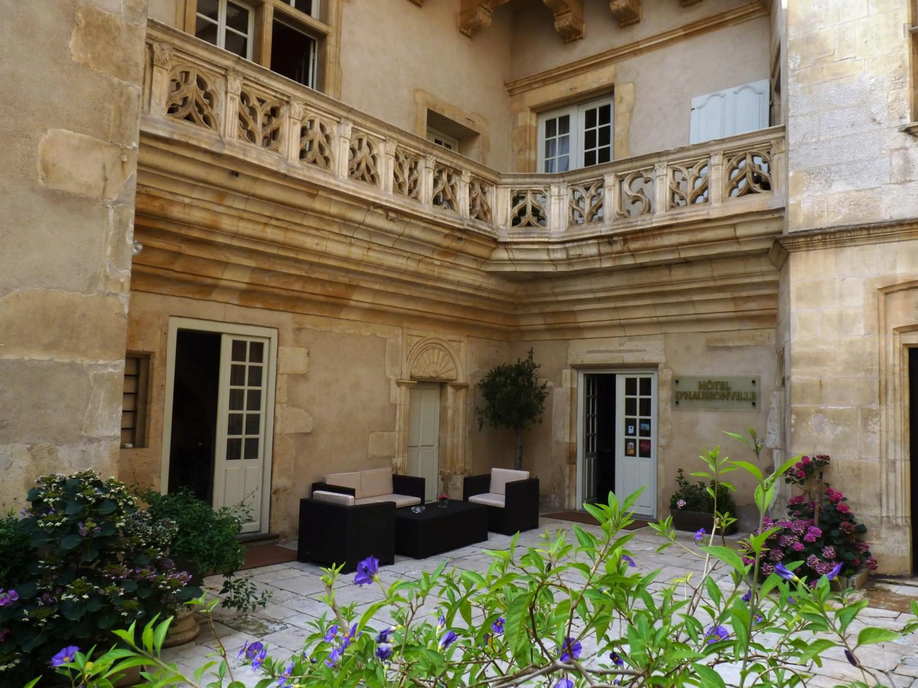 Facade/entrance in Hotel D'haussonville