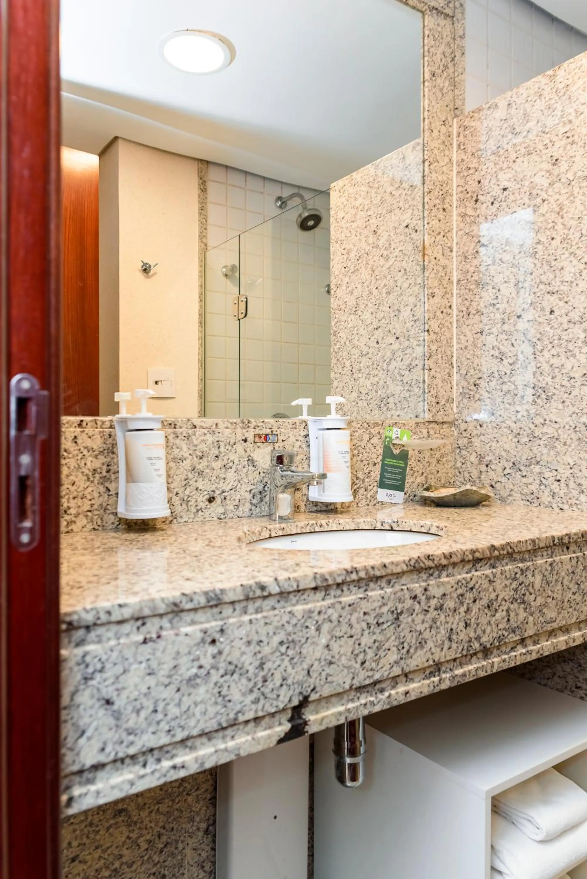 Bathroom in Comfort Suites Brasília