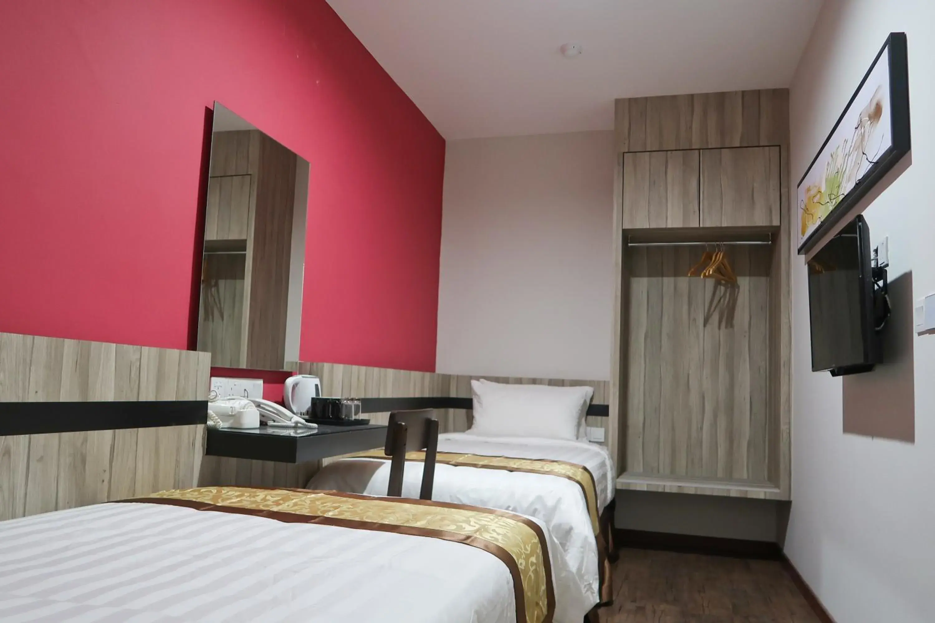 Economy Twin Room in Meriton Inn Economy Twin Room in Meriton Inn