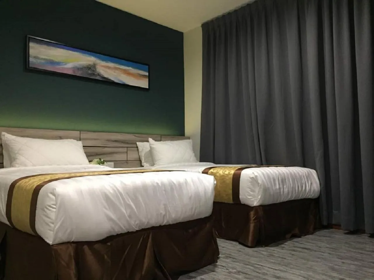 Bed in Meriton Inn
