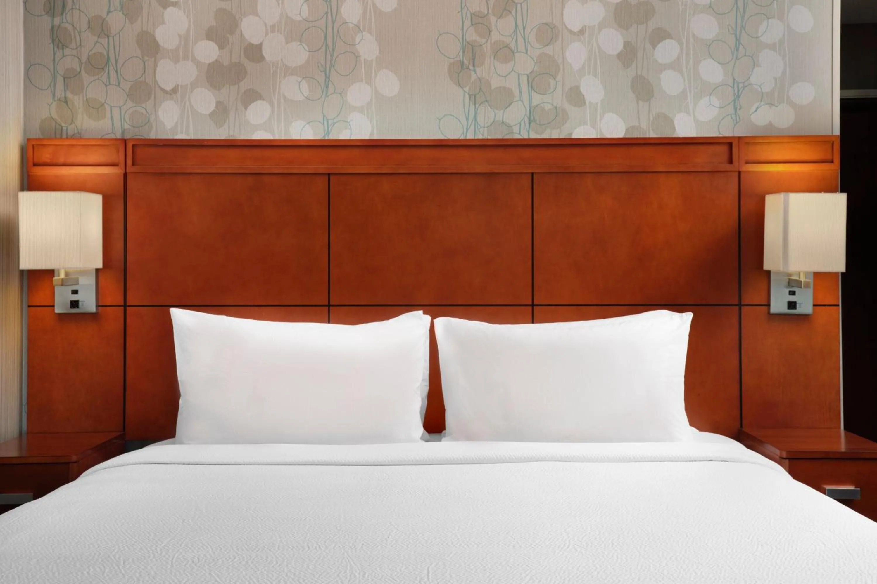 Photo of the whole room, Bed in Courtyard Indianapolis Downtown