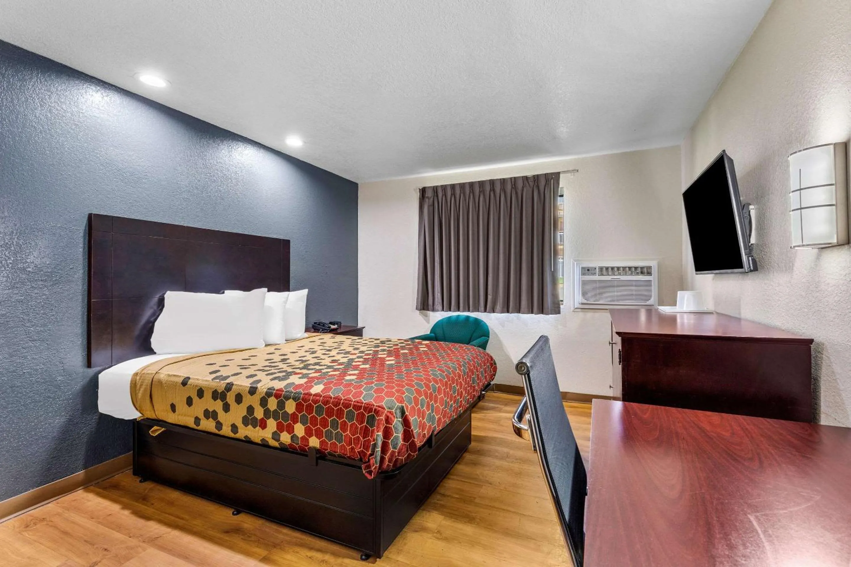 Bedroom, Bed in Econo Lodge Akron Copley Northwest