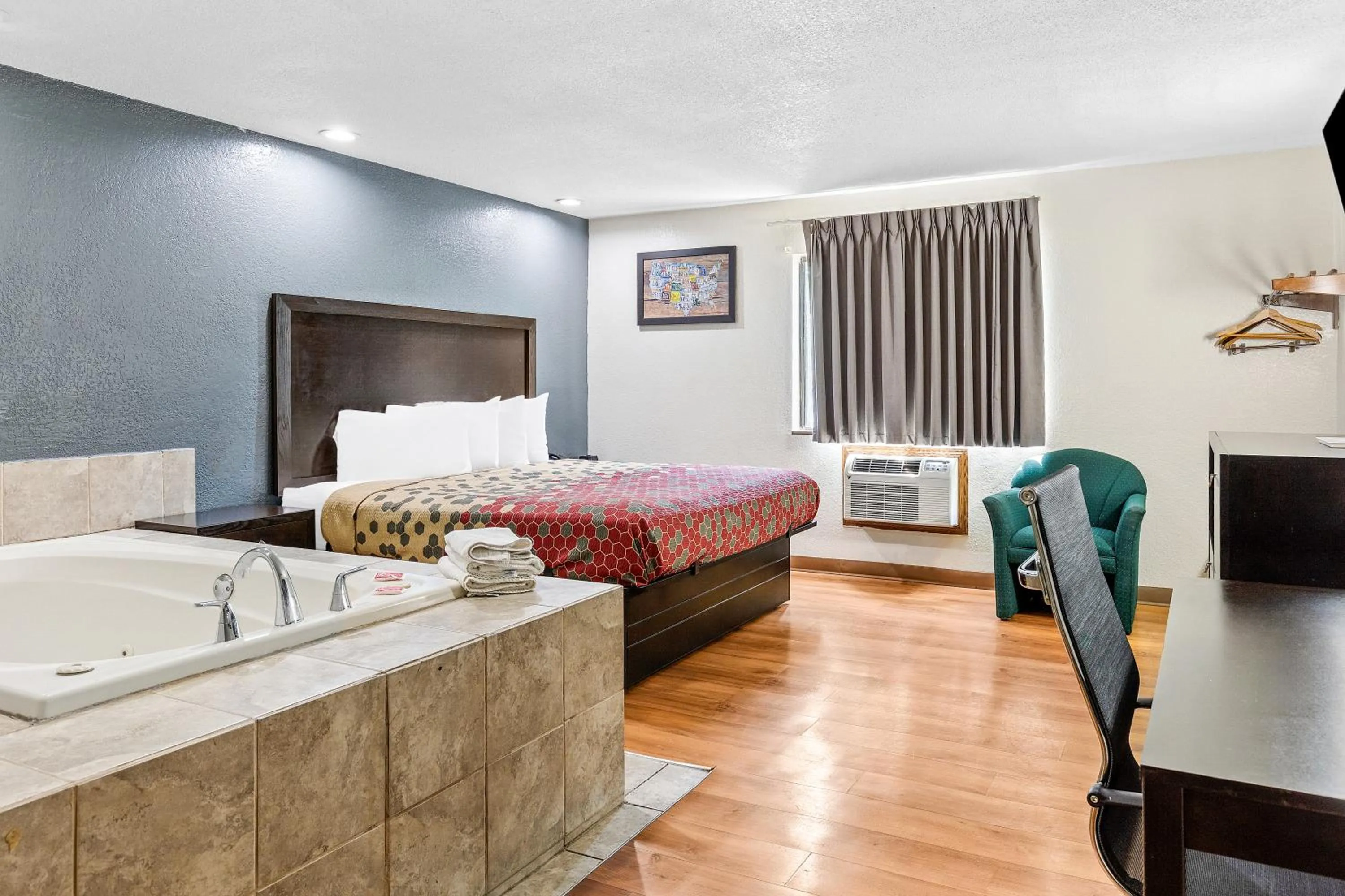 Bed in Econo Lodge Akron Copley Northwest