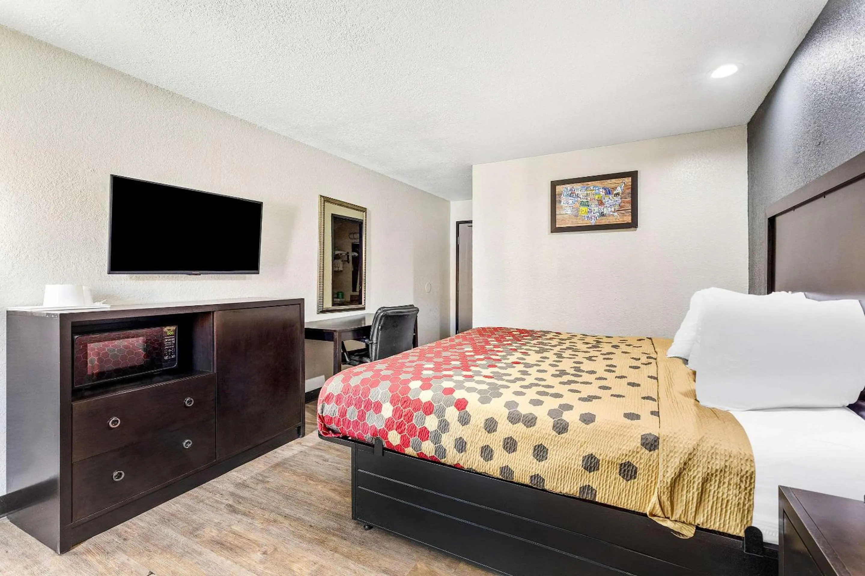 Bedroom, Bed in Econo Lodge Akron Copley Northwest