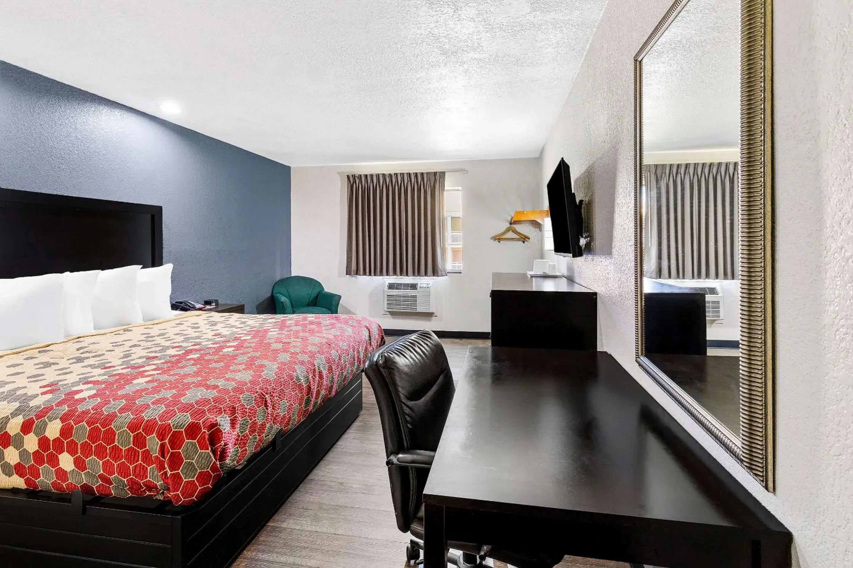 King Room - Non-Smoking in Econo Lodge Akron Copley Northwest King Room - Non-Smoking in Econo Lodge Akron Copley Northwest