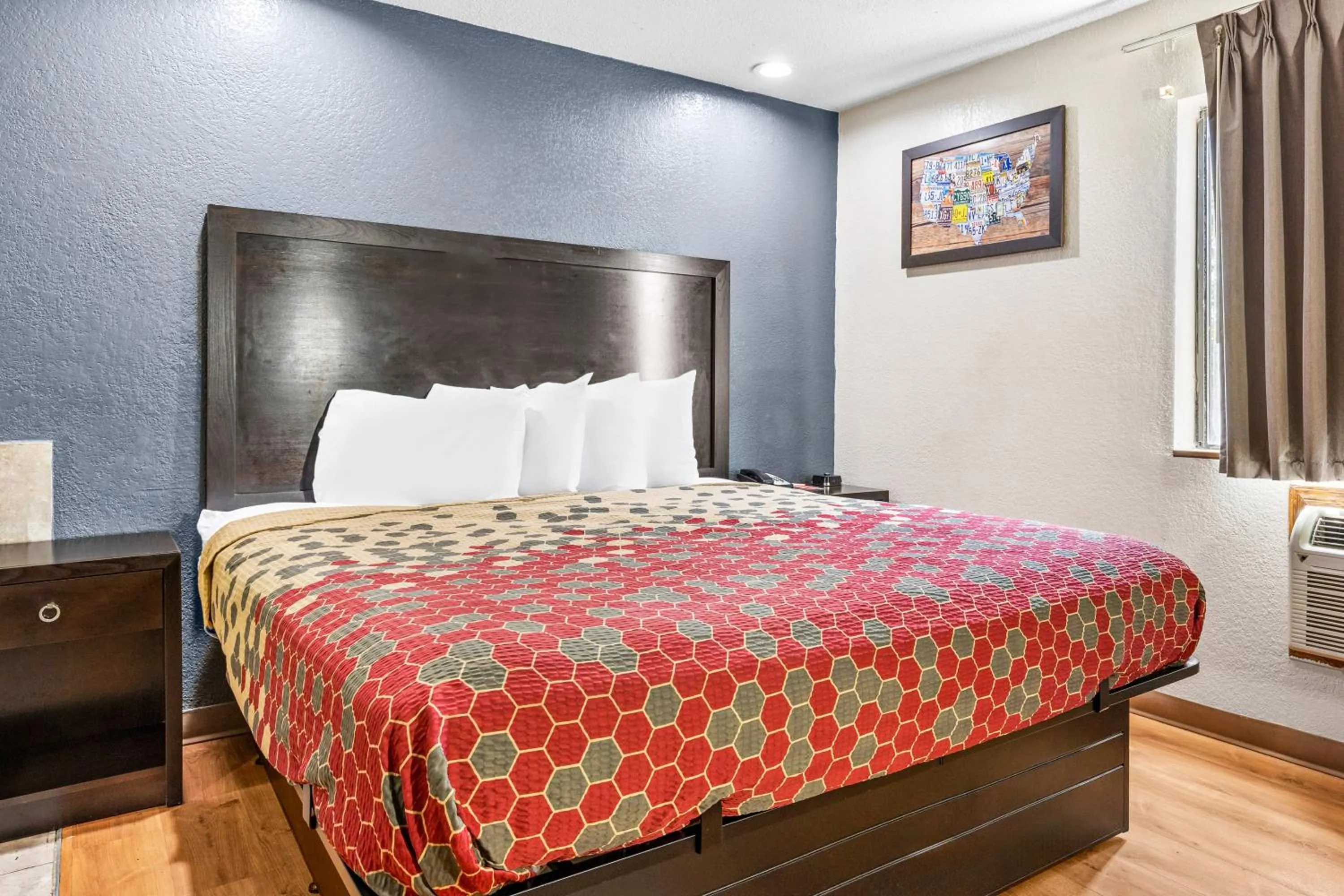 Bed in Econo Lodge Akron Copley Northwest