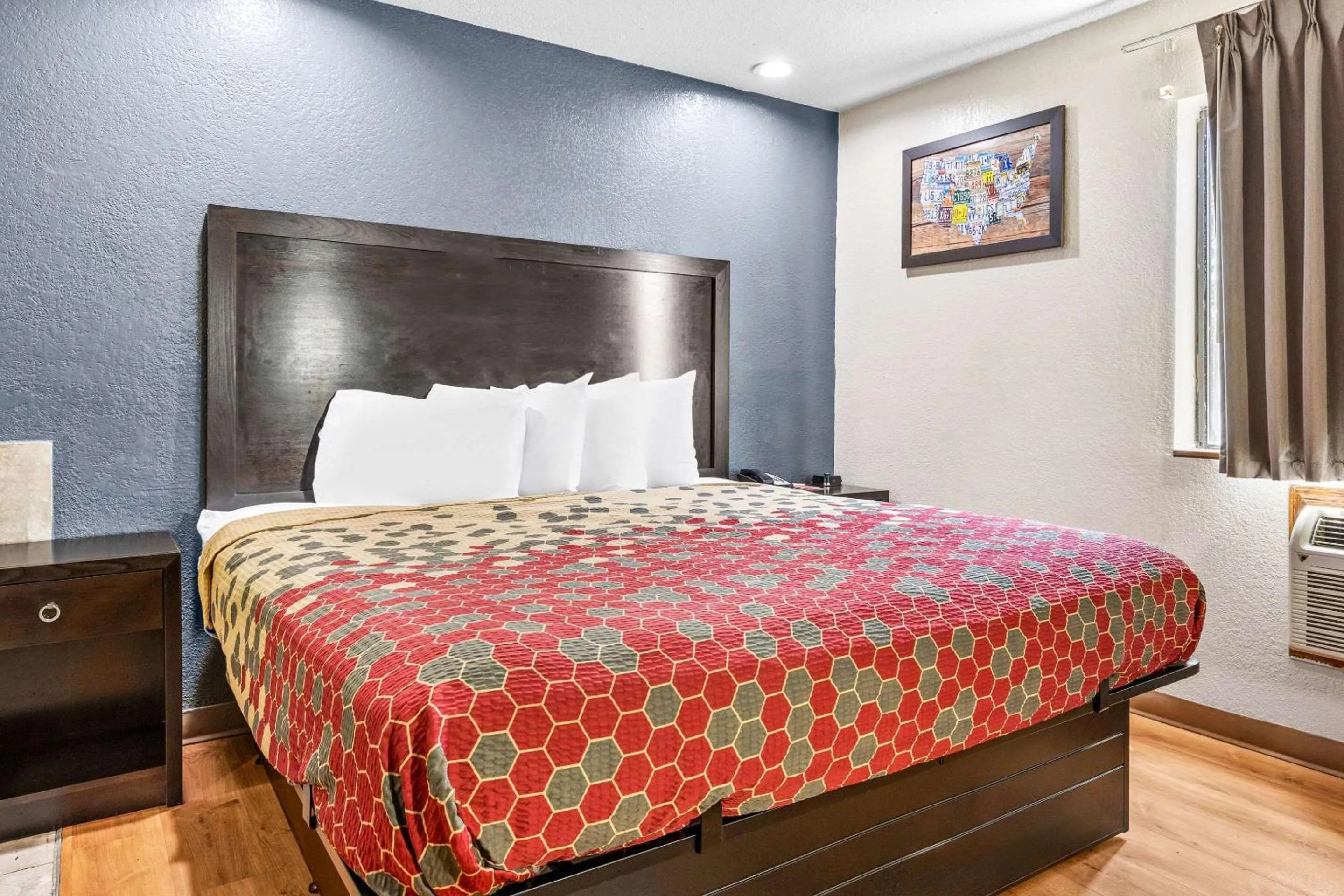 Bedroom, Bed in Econo Lodge Akron Copley Northwest