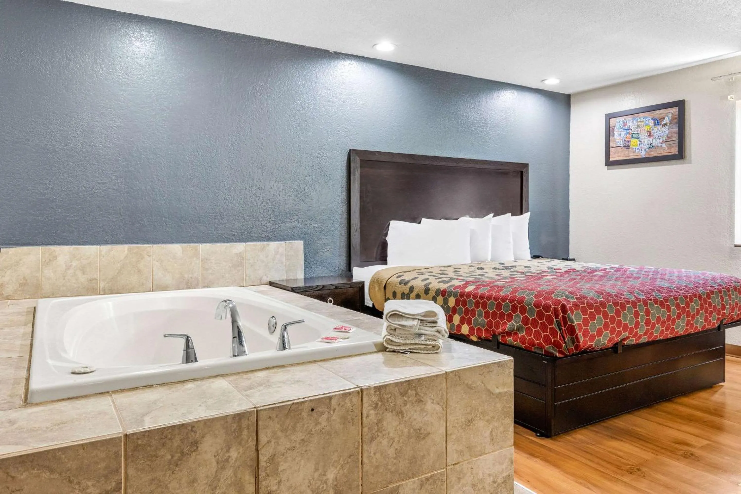 Bedroom, Bed in Econo Lodge Akron Copley Northwest