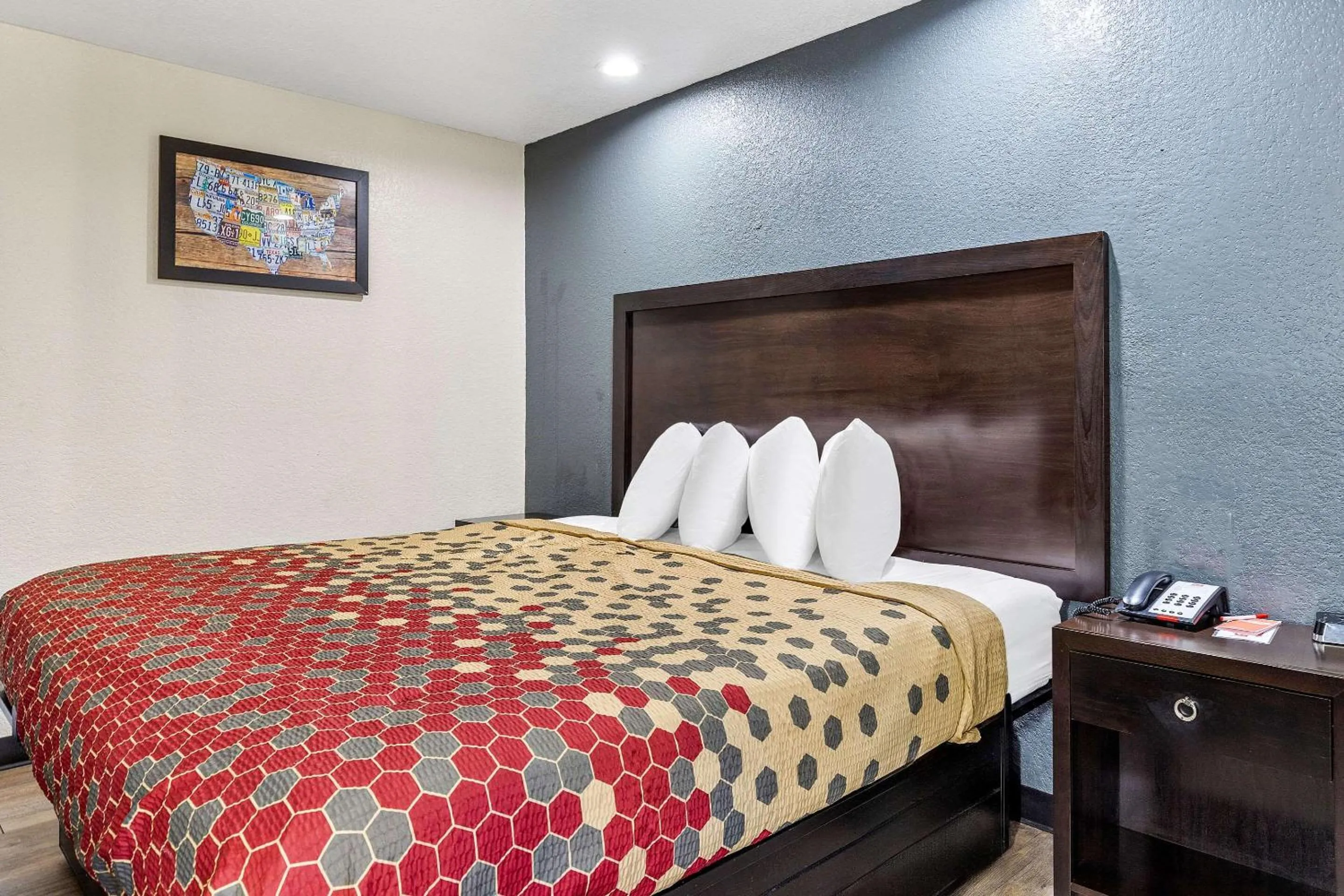 Bedroom, Bed in Econo Lodge Akron Copley Northwest