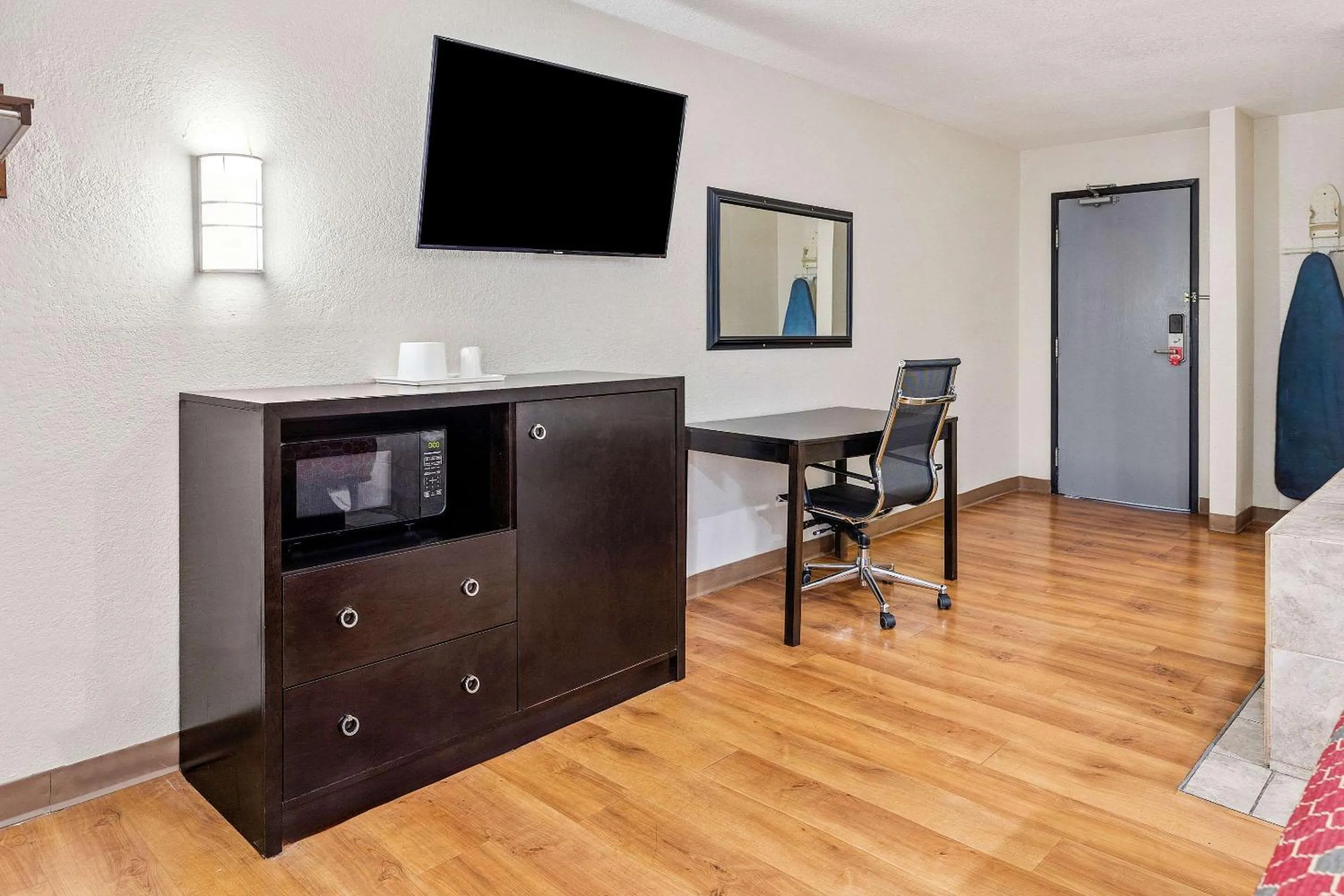 Bedroom in Econo Lodge Akron Copley Northwest