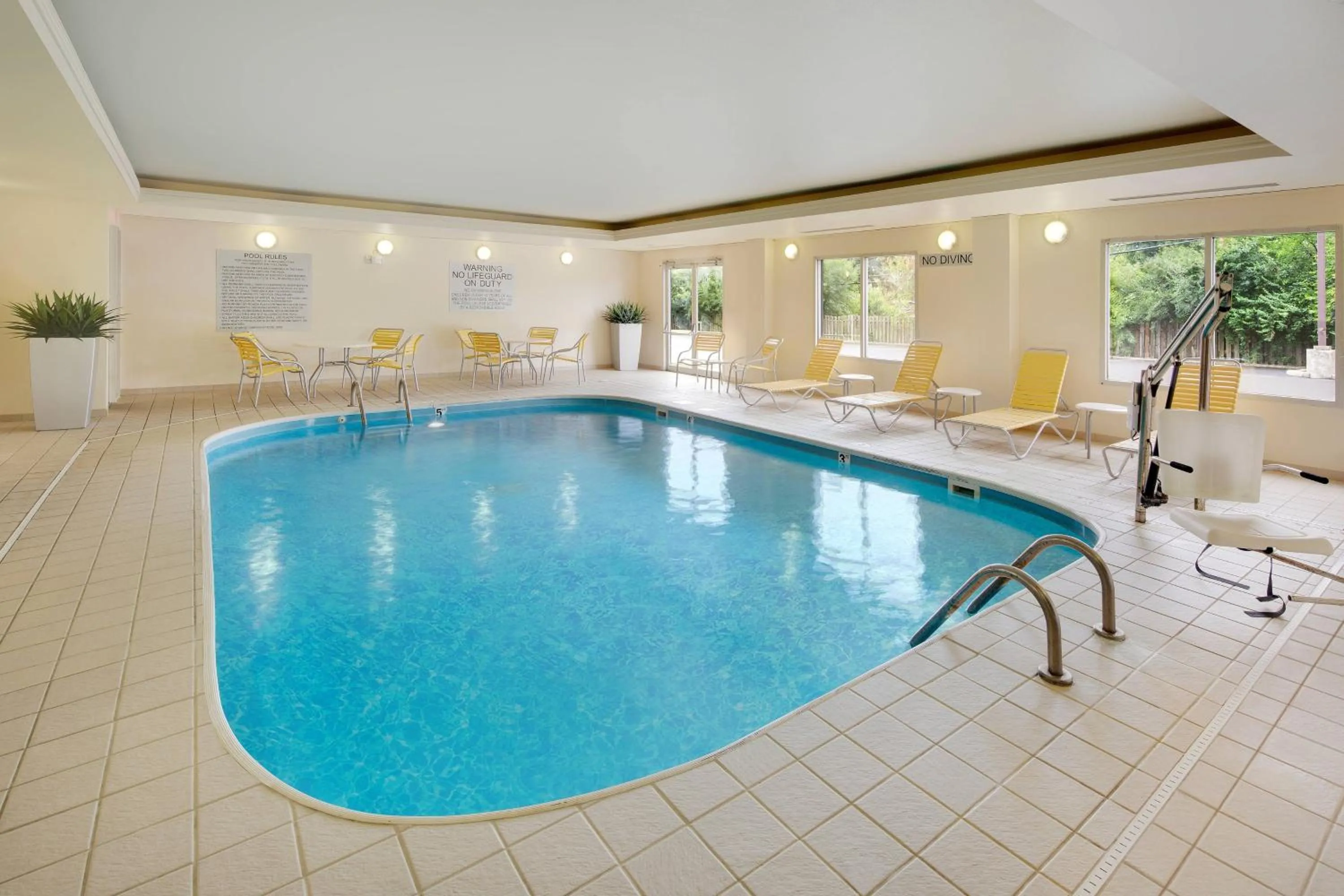 Swimming pool in Fairfield Inn & Suites Indianapolis Airport