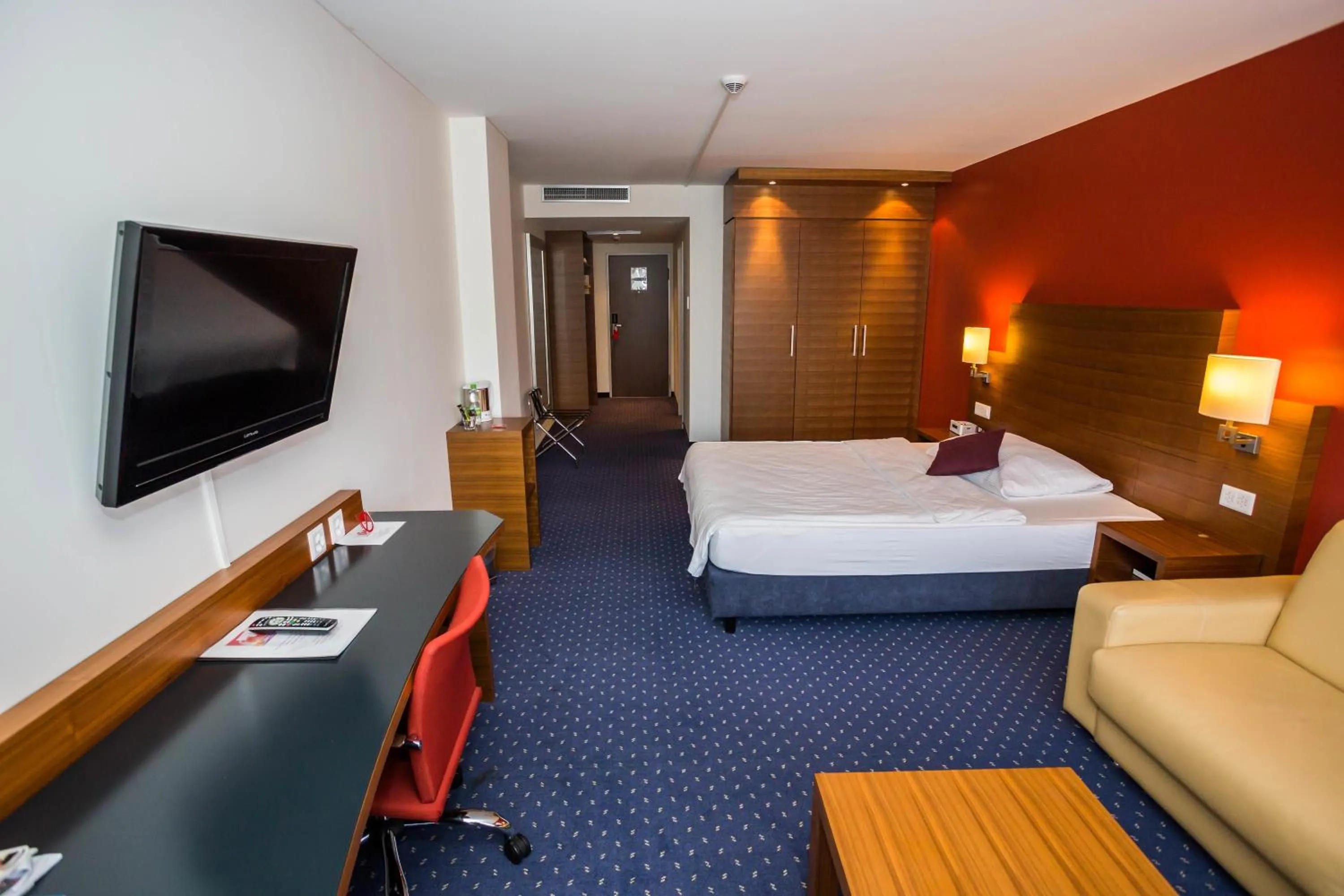 Photo of the whole room, Bed in Hotel Höri Inn