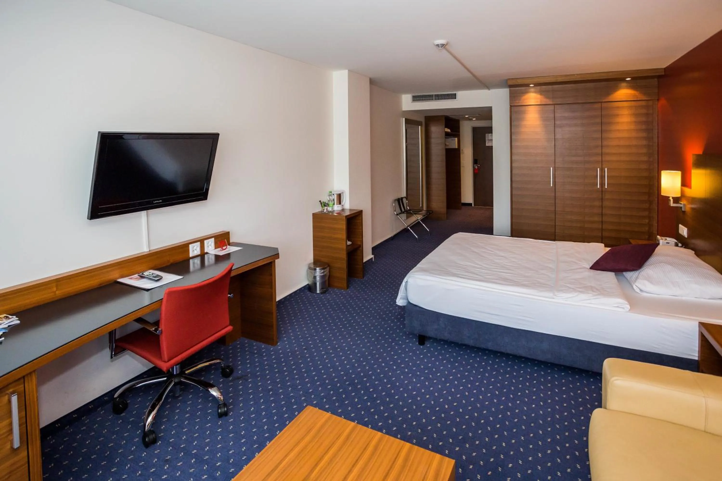 Photo of the whole room, Bed in Hotel Höri Inn