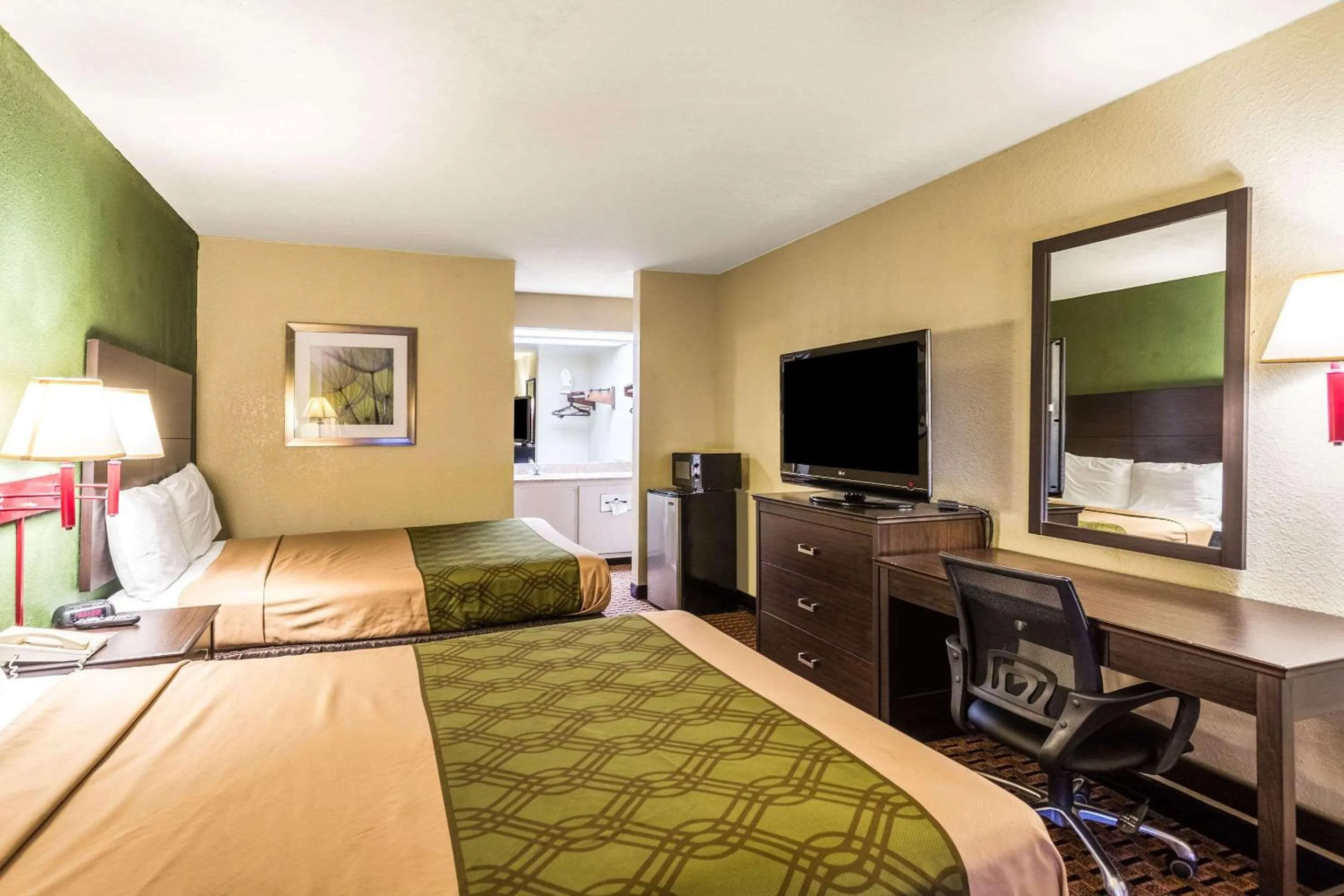 Photo of the whole room, TV/Entertainment Center in Econo Lodge - Oxmoor