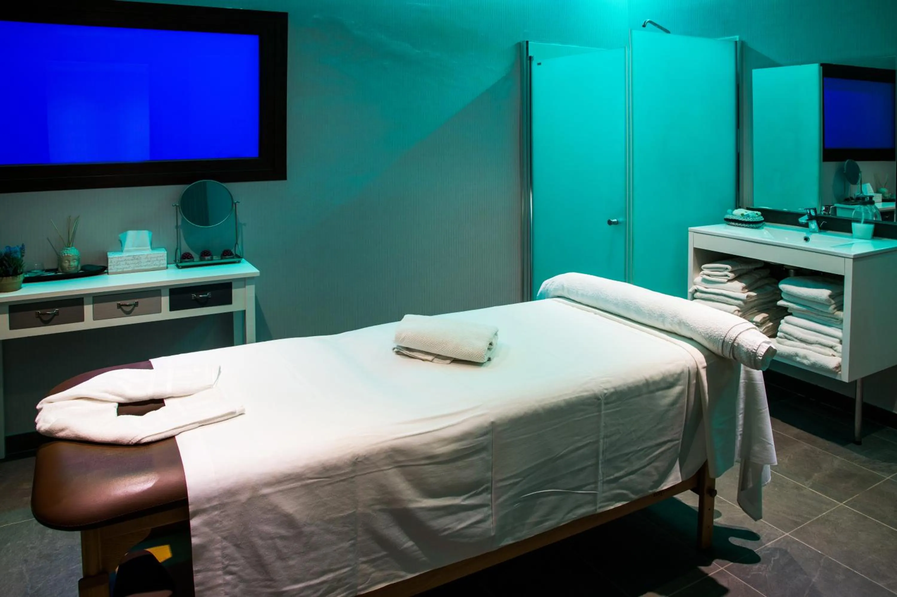 Massage, Bed in Petit Palau - Adults Only