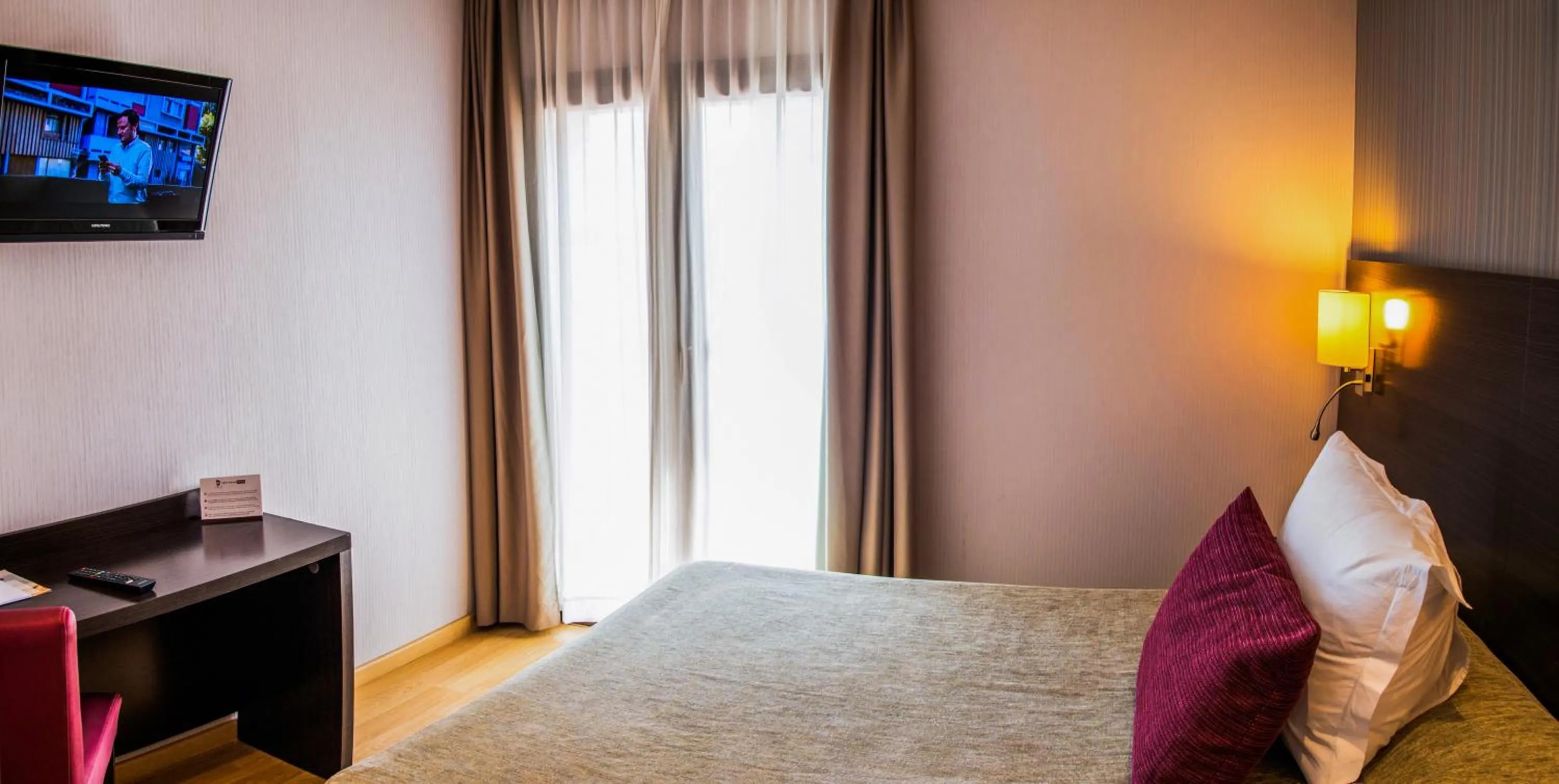 TV and multimedia, Bed in Petit Palau - Adults Only