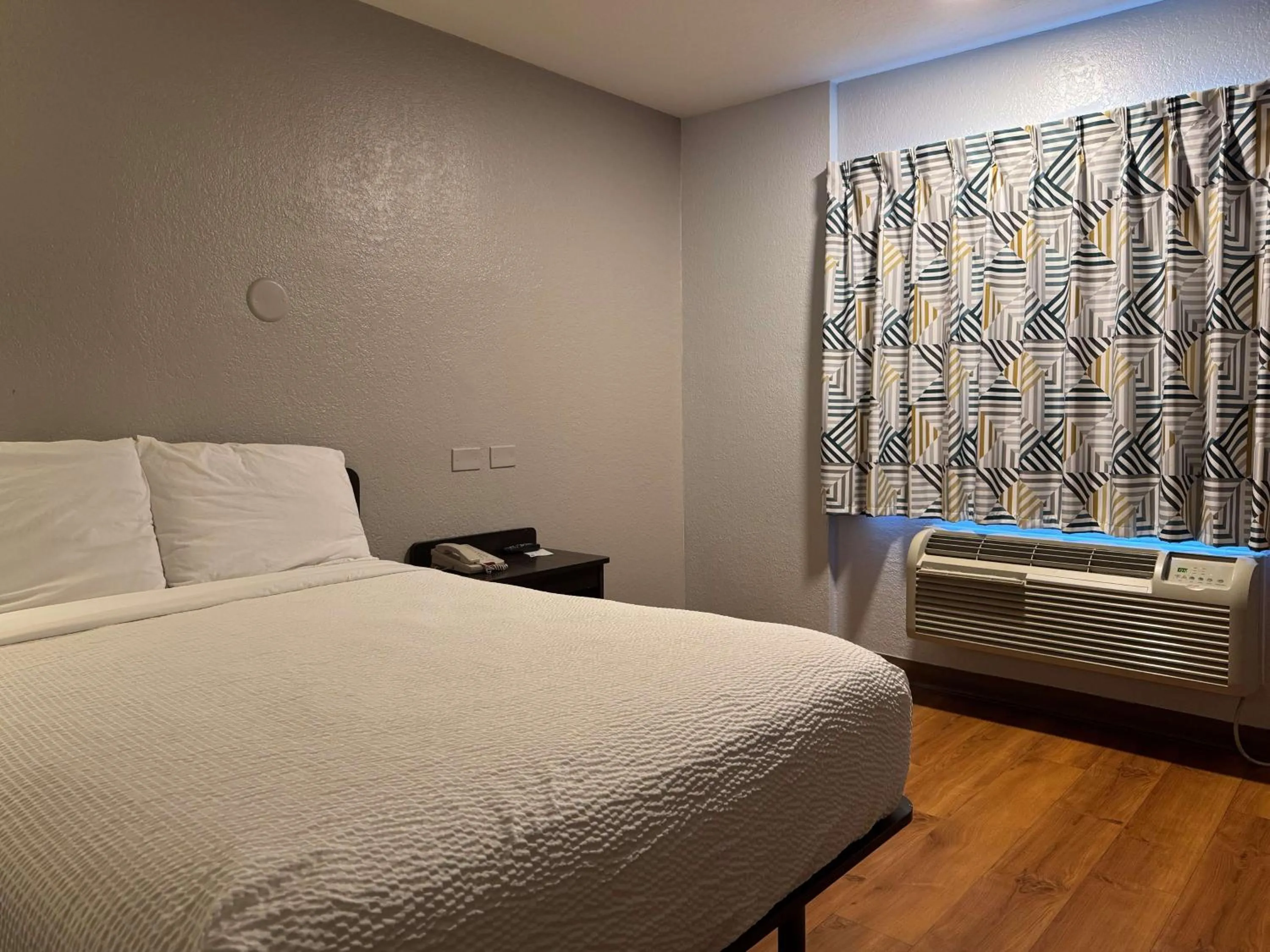 Bedroom, Bed in Motel 6-Simi Valley, CA