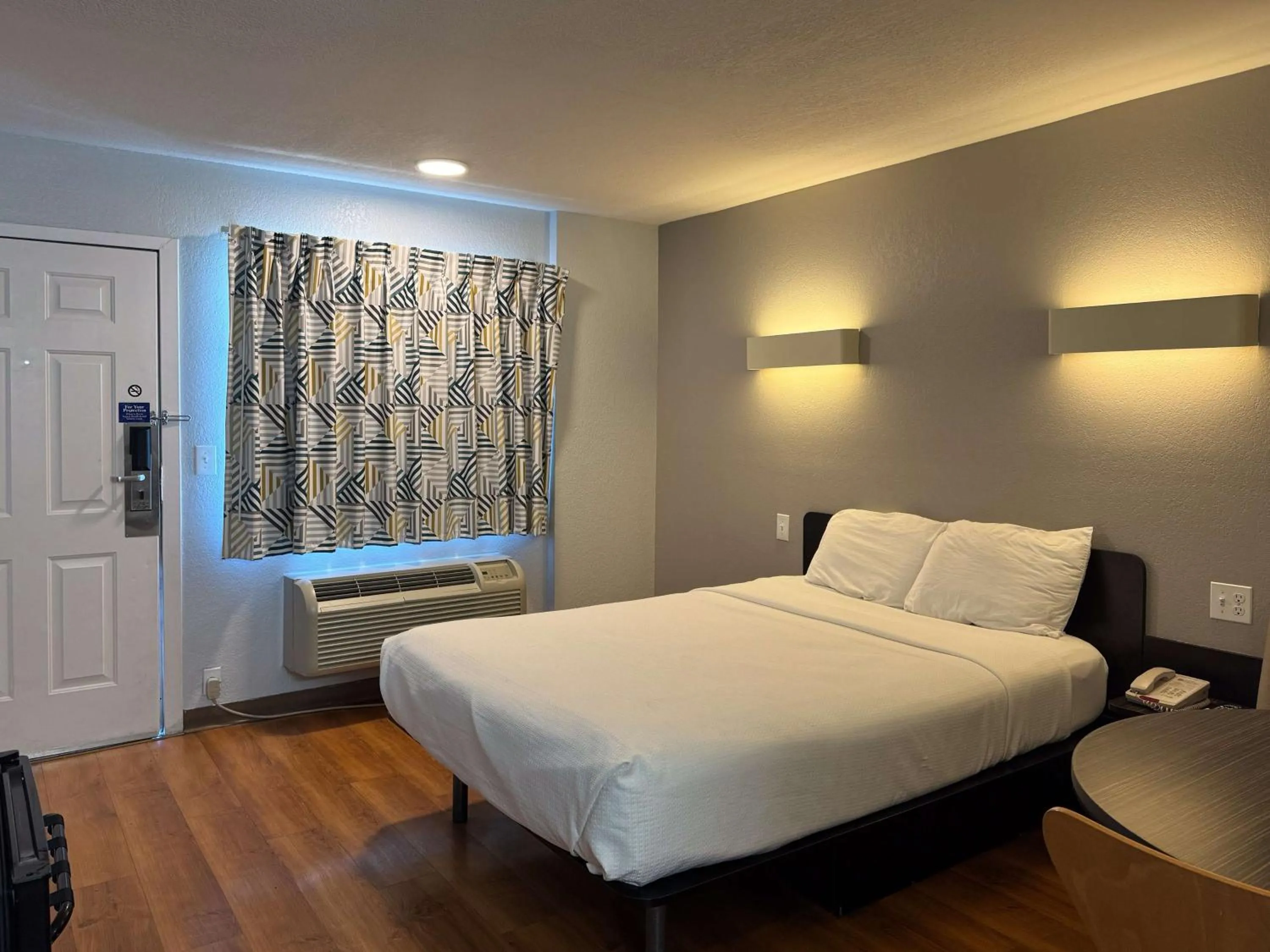 Bedroom, Bed in Motel 6-Simi Valley, CA