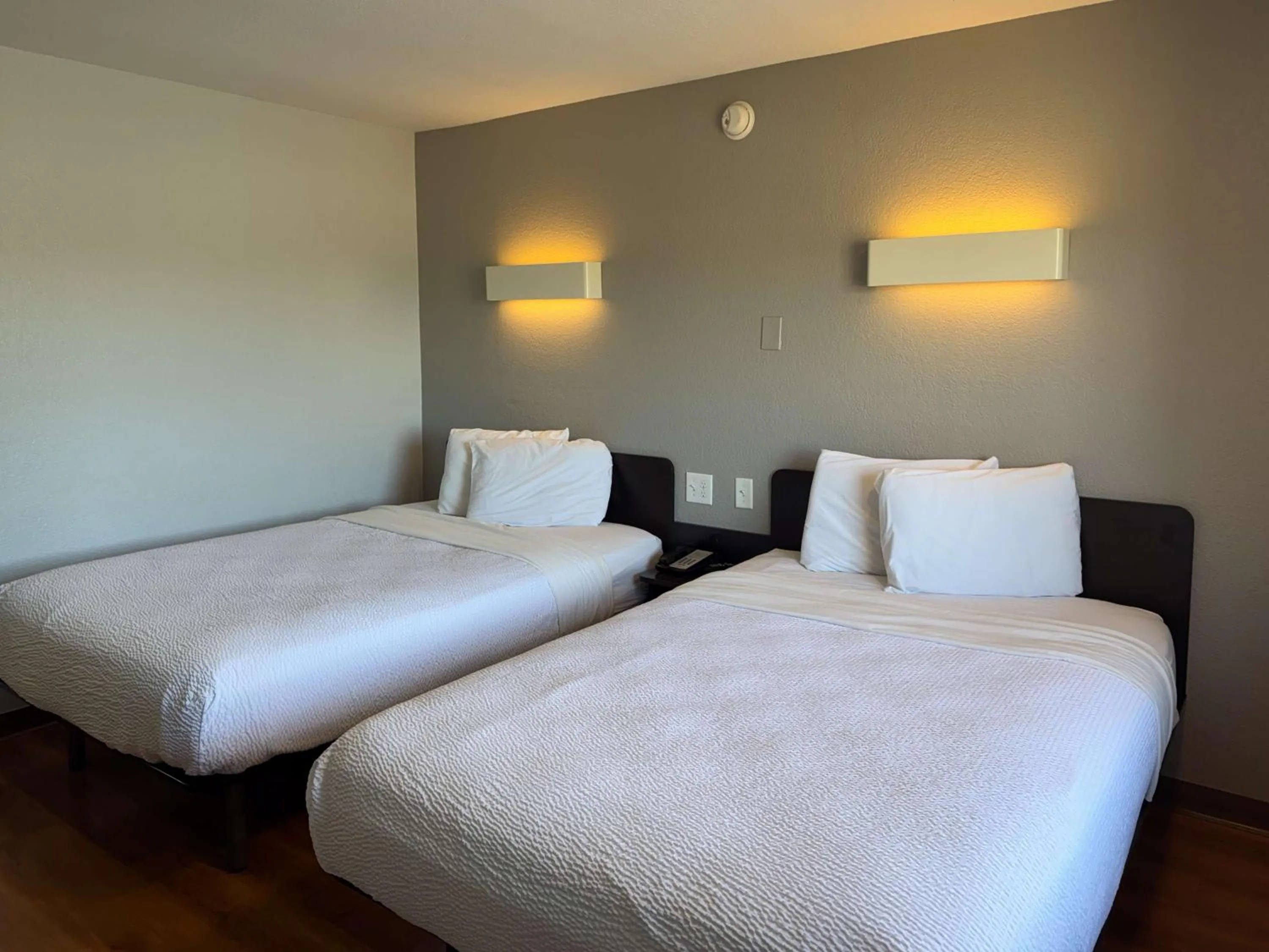 Bedroom, Bed in Motel 6-Simi Valley, CA