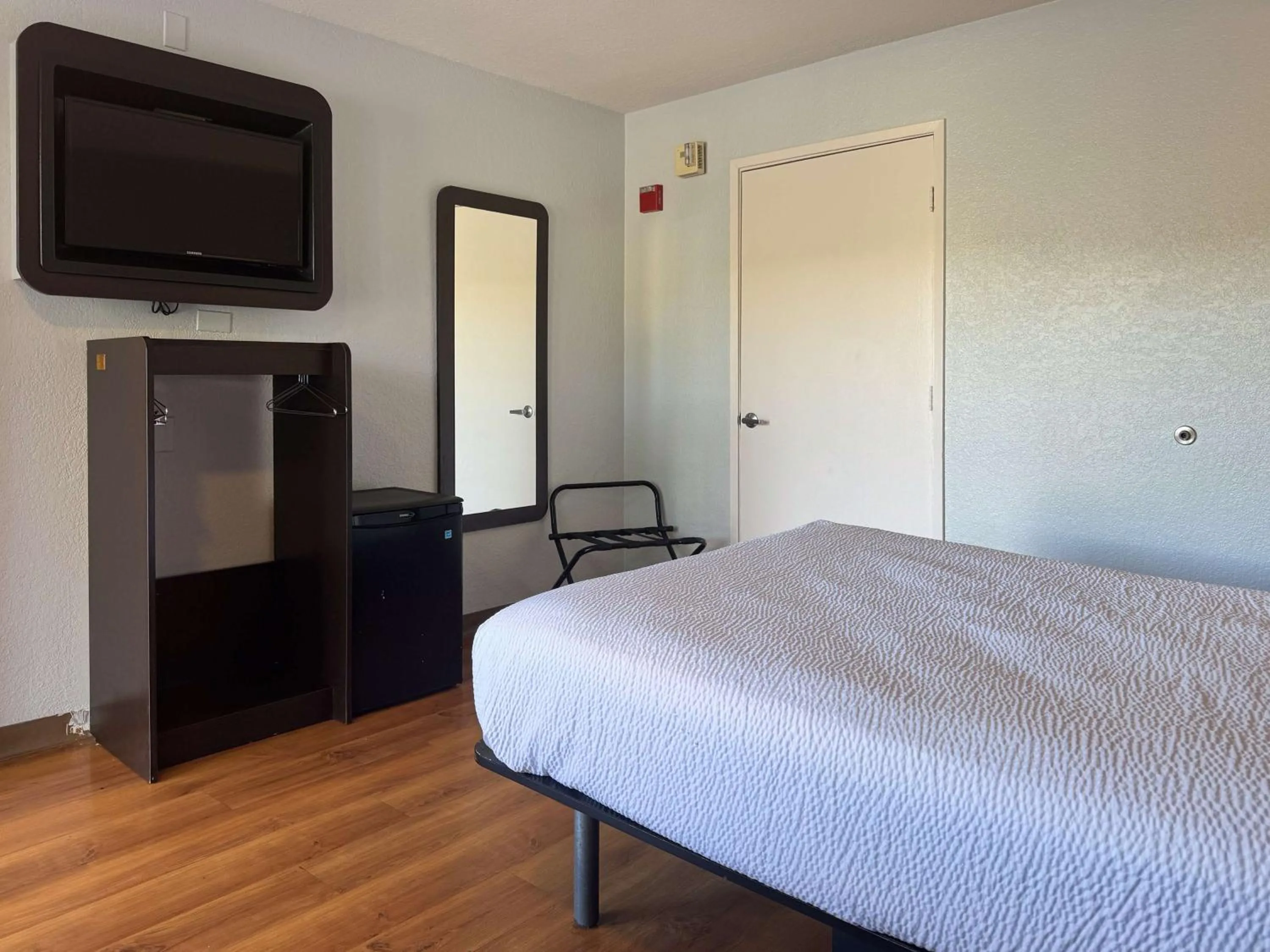 Bedroom, Bed in Motel 6-Simi Valley, CA