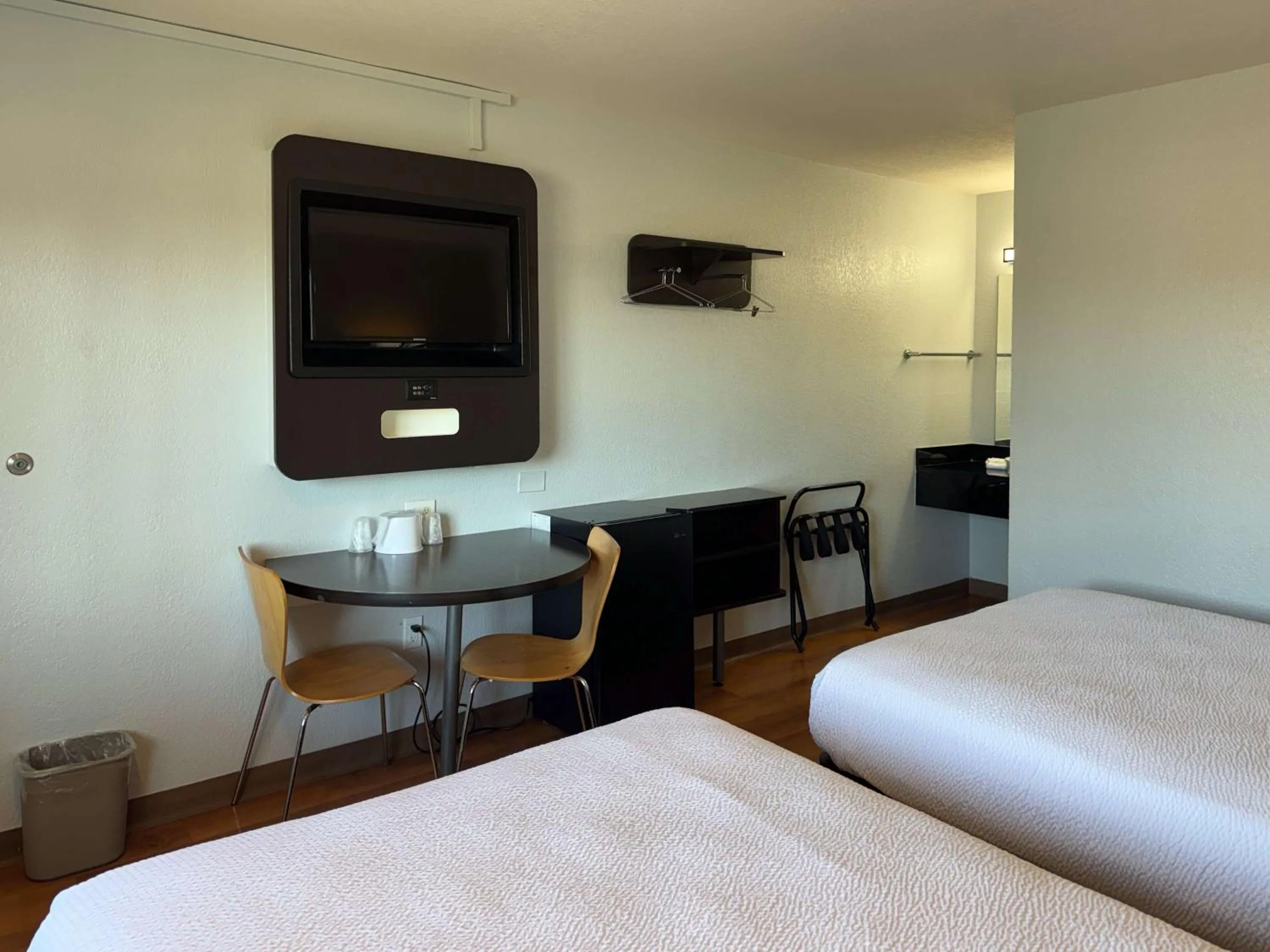 Bedroom, Bed in Motel 6-Simi Valley, CA