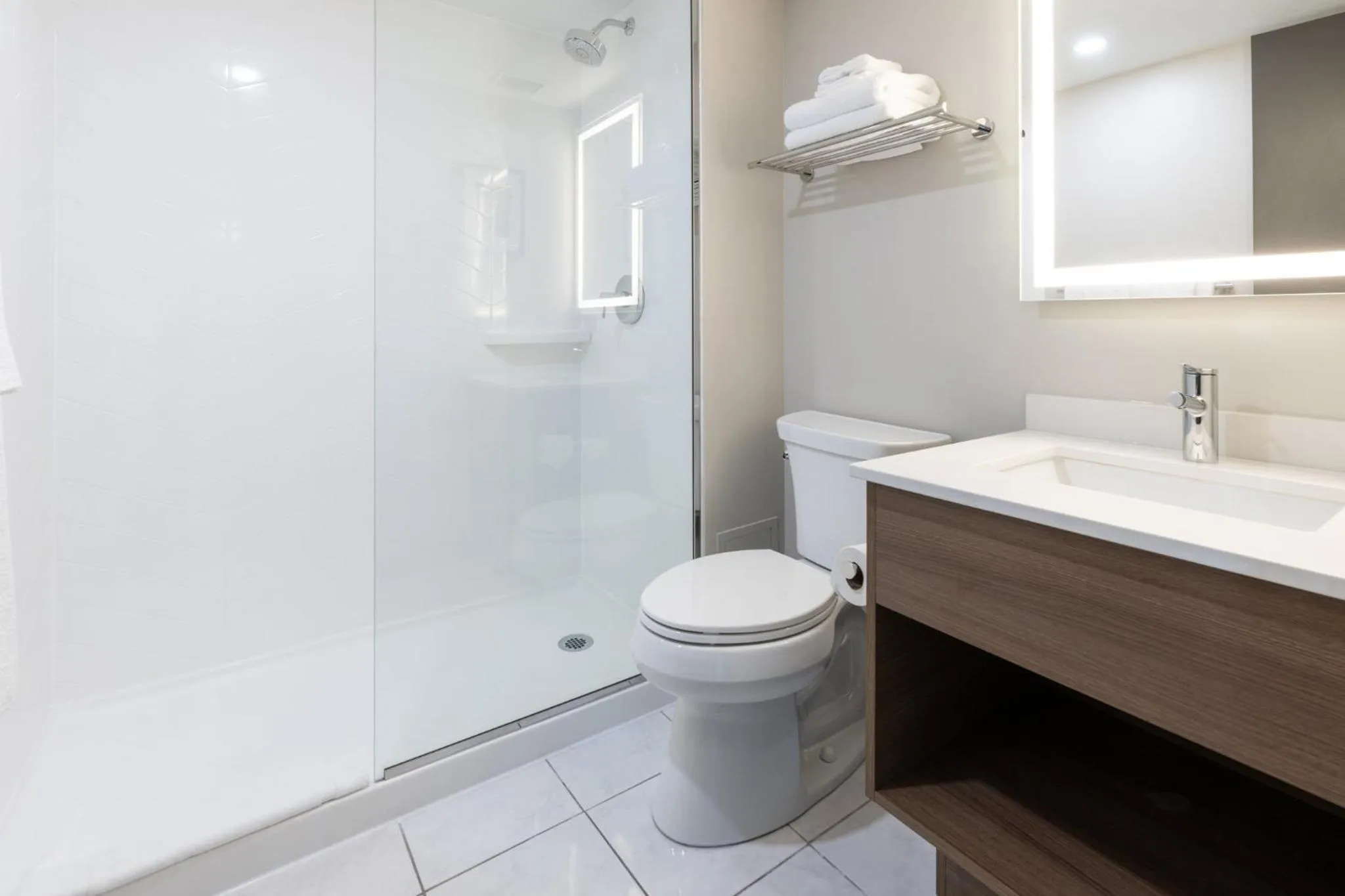 Bathroom in Holiday Inn St-Jean-sur-Richelieu Congrès by IHG