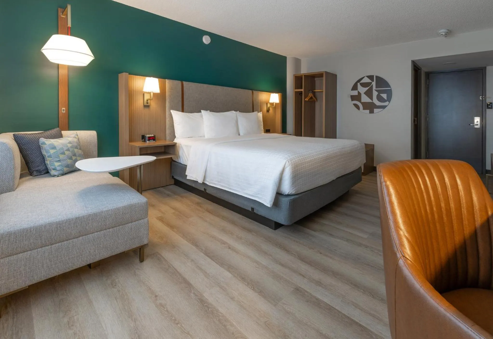 Photo of the whole room, Bed in Holiday Inn St-Jean-sur-Richelieu Congrès by IHG