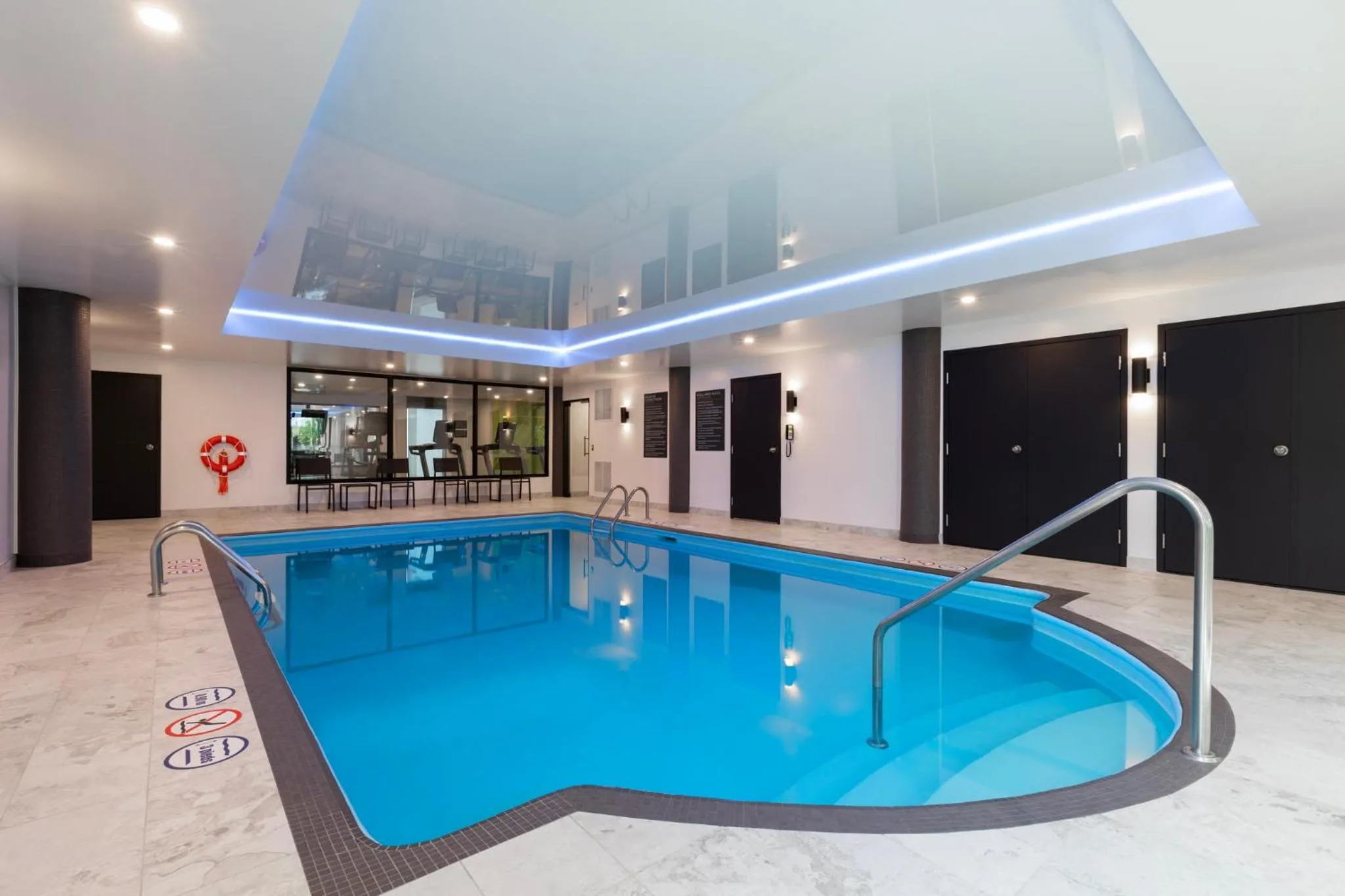 Swimming pool in Holiday Inn St-Jean-sur-Richelieu Congrès by IHG