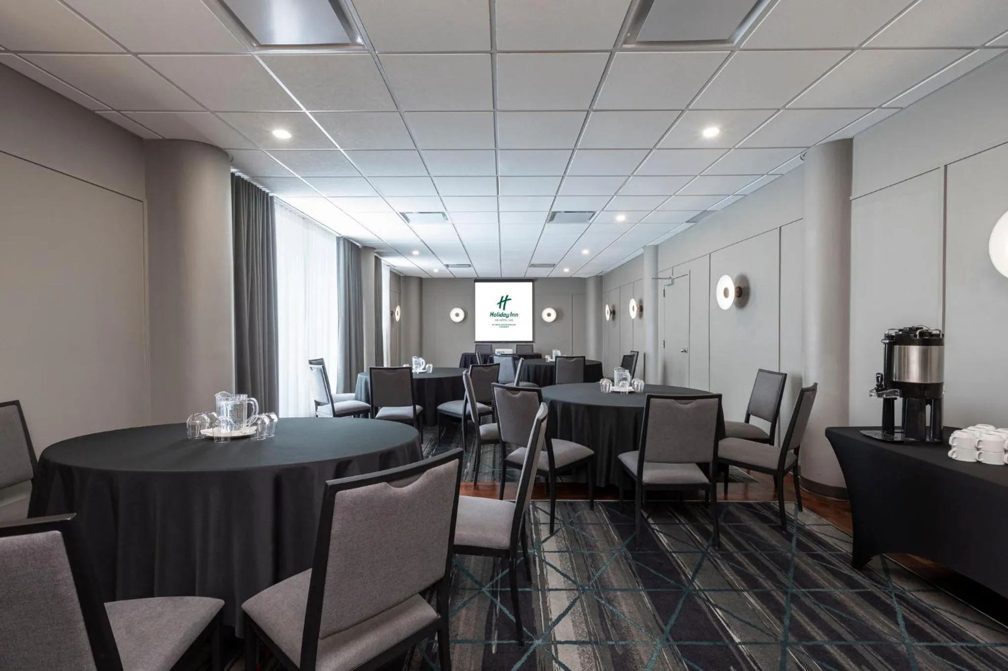 Meeting/conference room in Holiday Inn St-Jean-sur-Richelieu Congrès by IHG