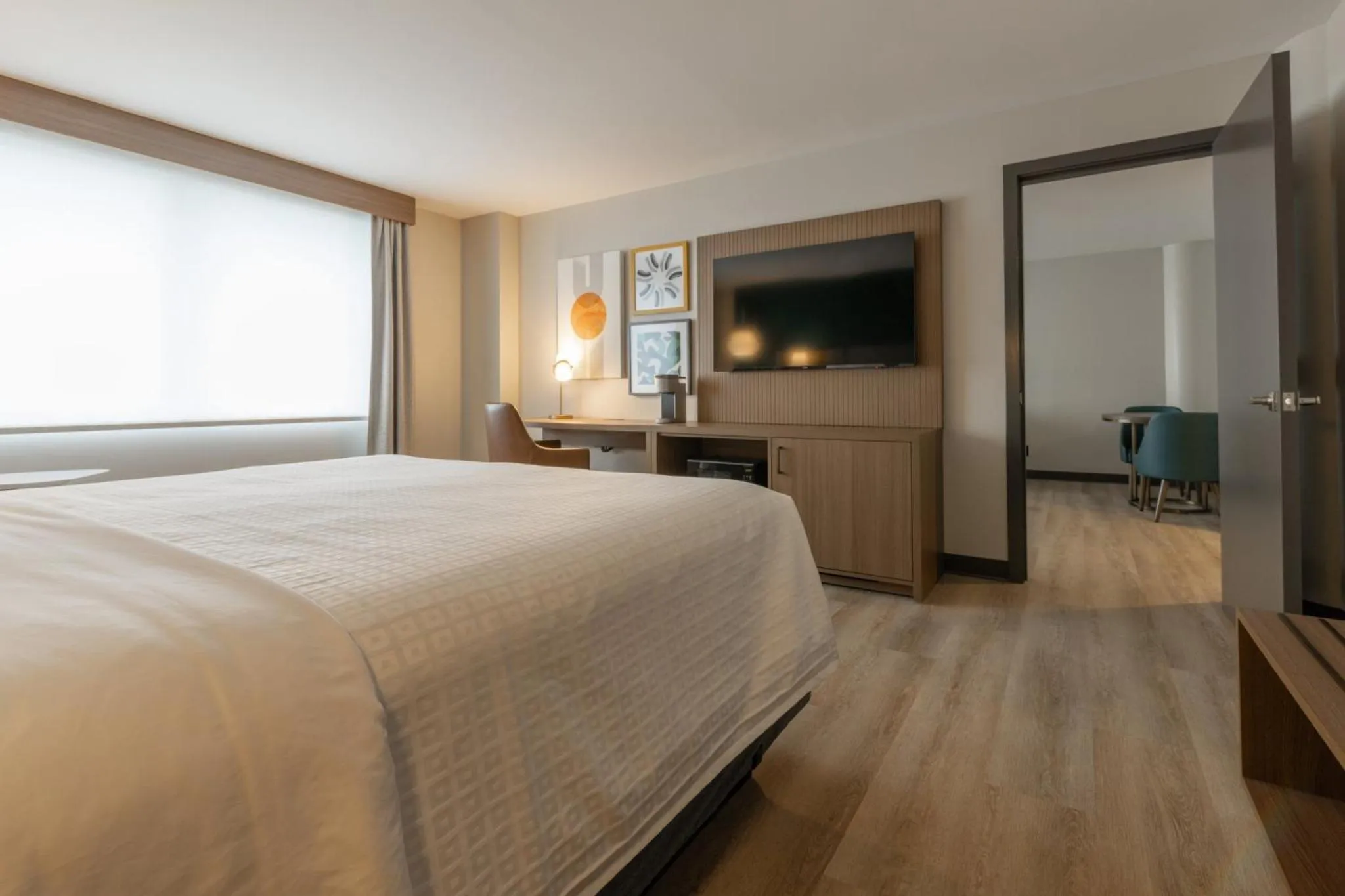 Photo of the whole room, Bed in Holiday Inn St-Jean-sur-Richelieu Congrès by IHG