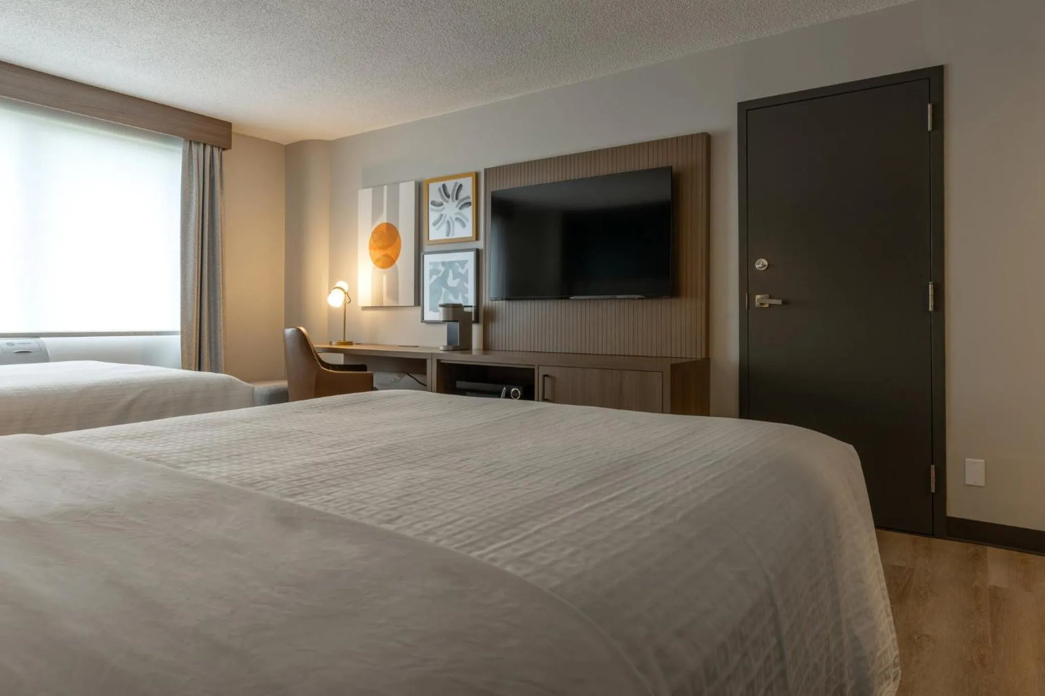 Photo of the whole room, Bed in Holiday Inn St-Jean-sur-Richelieu Congrès by IHG