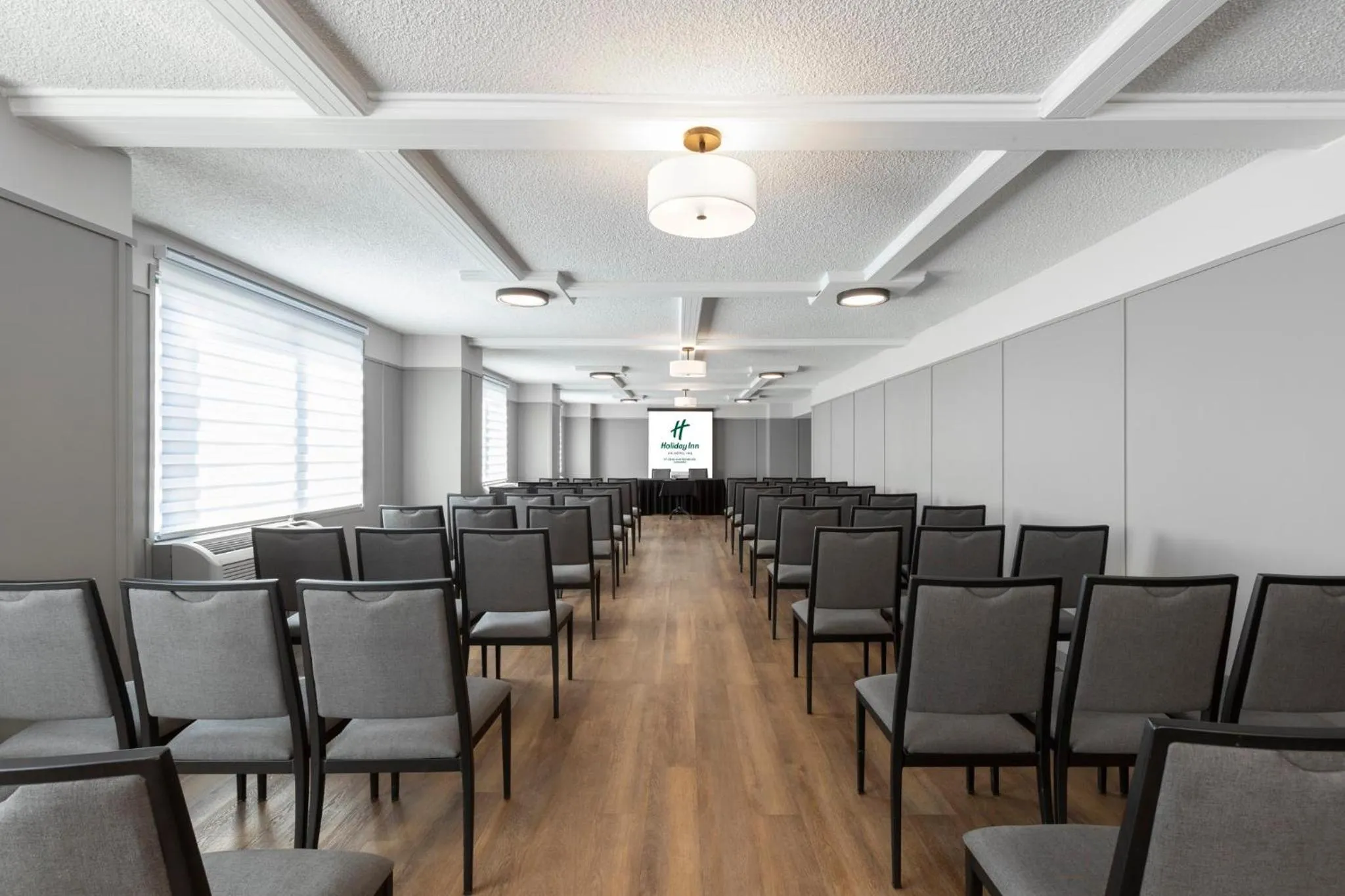 Meeting/conference room in Holiday Inn St-Jean-sur-Richelieu Congrès by IHG