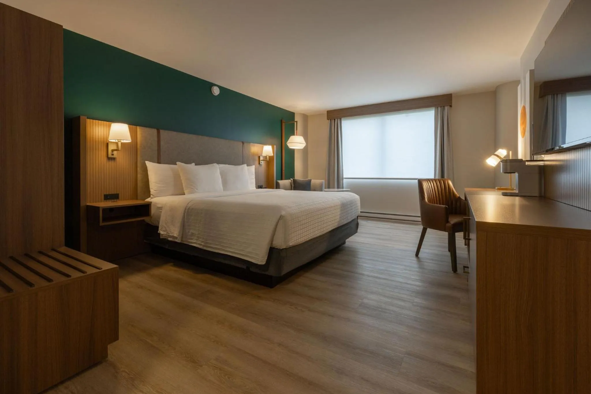 Photo of the whole room, Bed in Holiday Inn St-Jean-sur-Richelieu Congrès by IHG