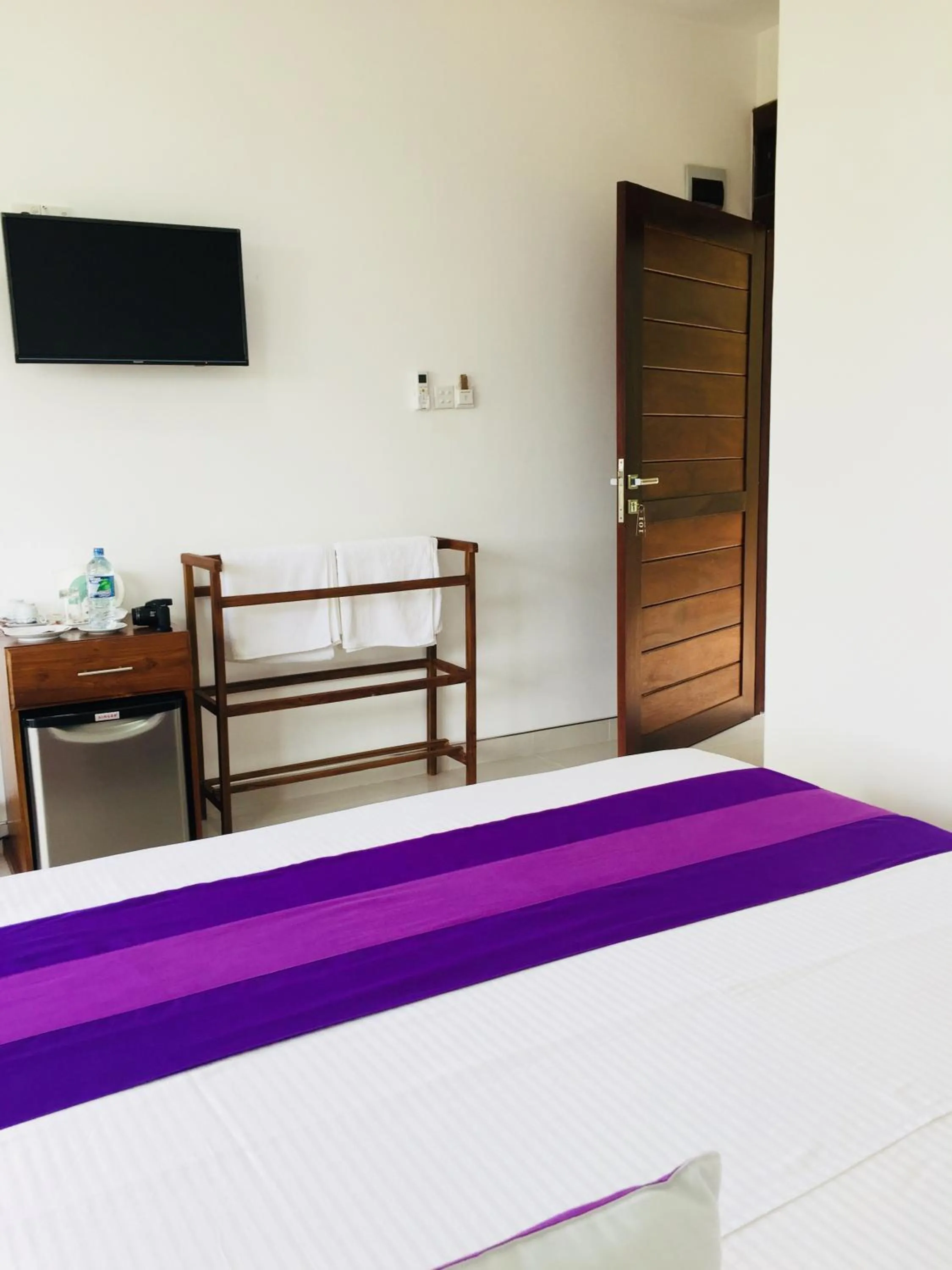 Communal lounge/ TV room, Bed in Kings Village Sigiriya