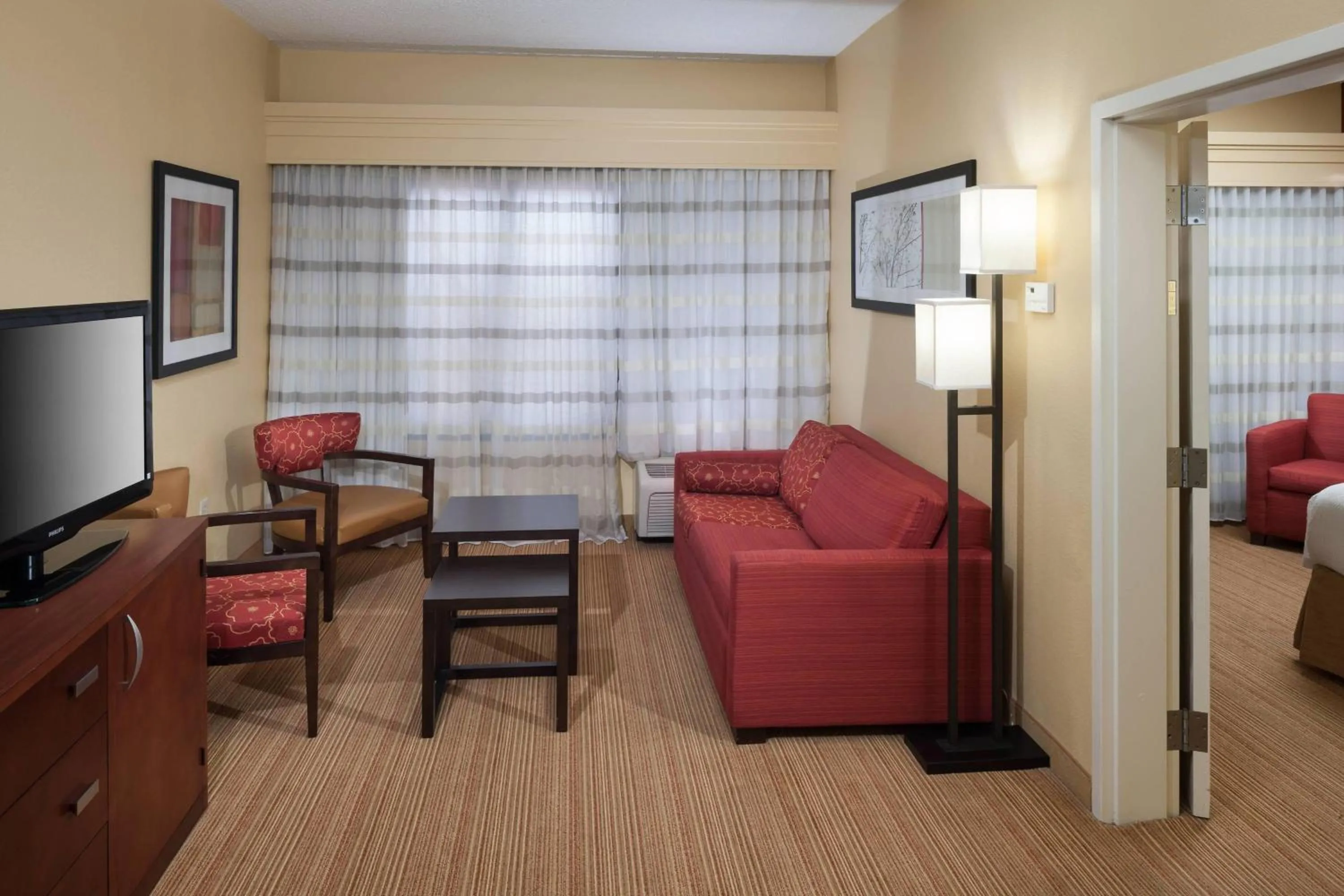 Living room in Courtyard by Marriott Jackson Ridgeland