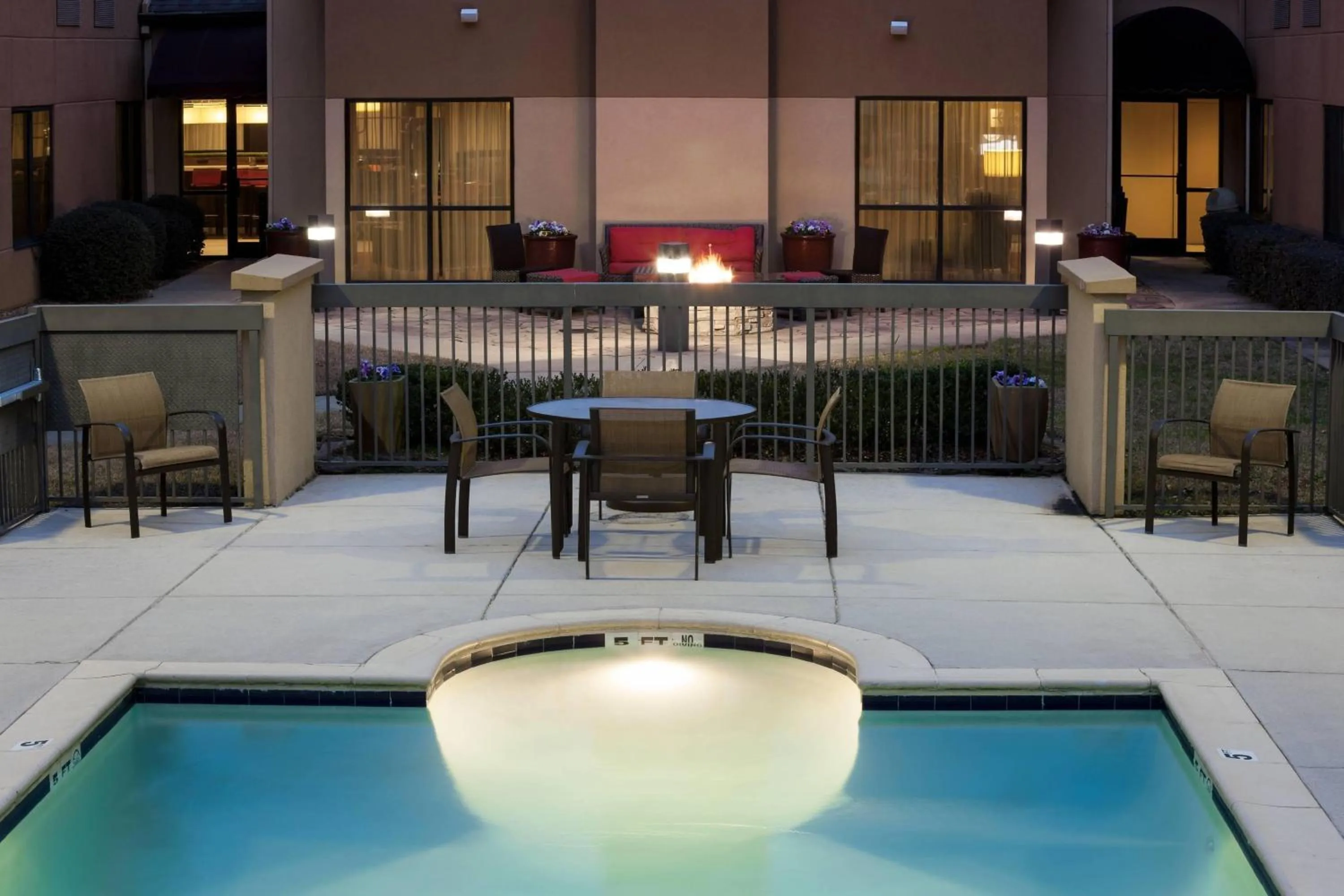 Swimming pool in Courtyard by Marriott Jackson Ridgeland