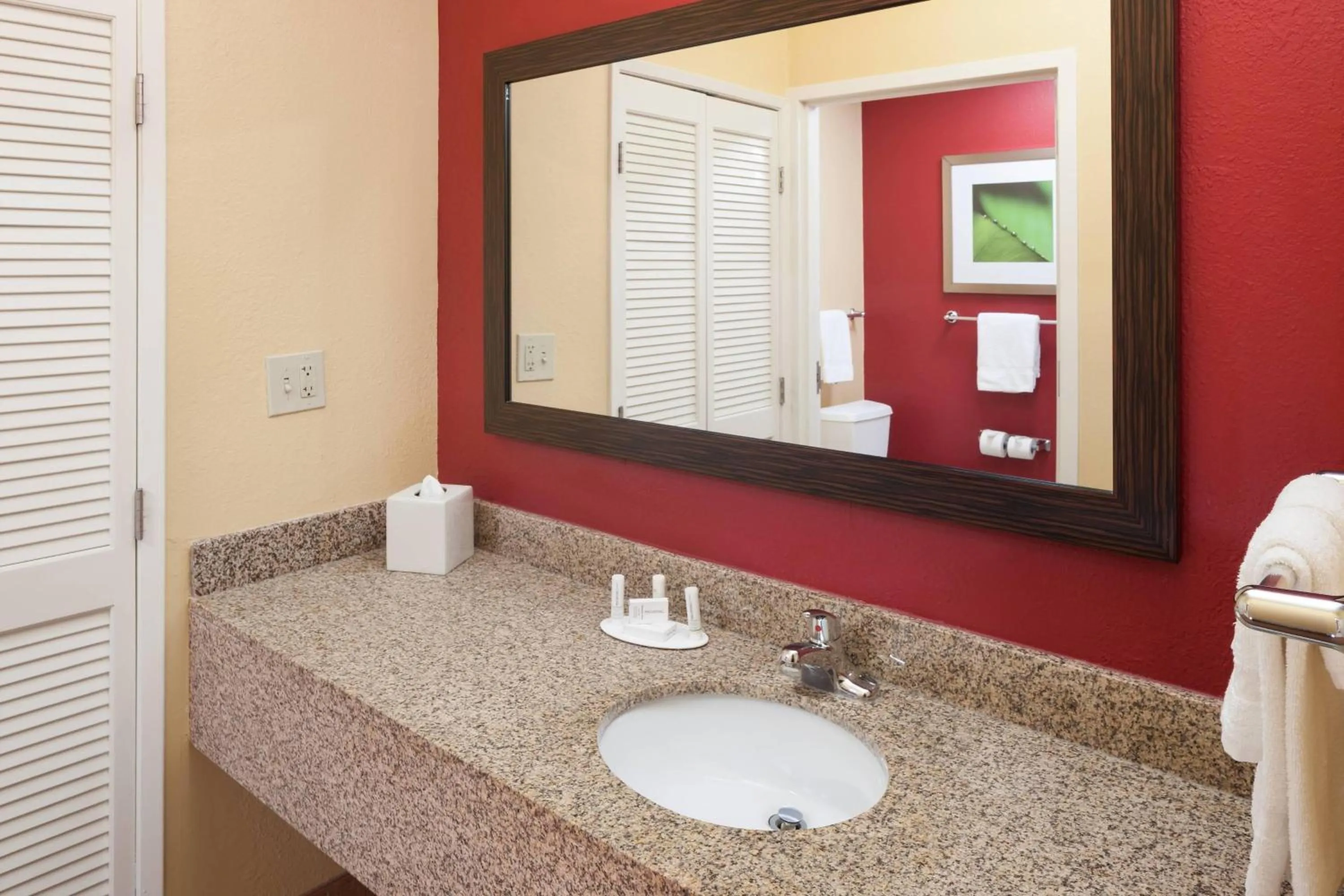 Bathroom in Courtyard by Marriott Jackson Ridgeland