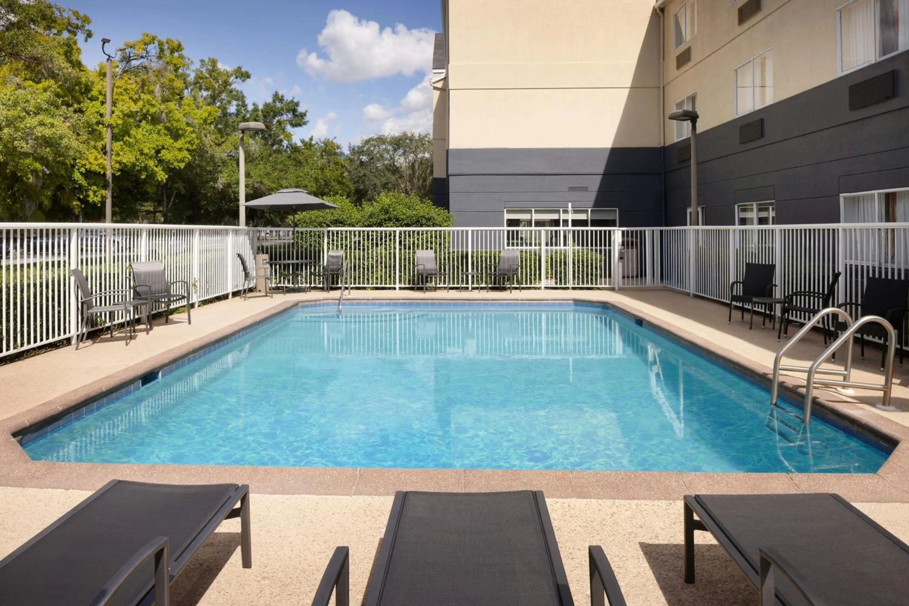Swimming pool in Fairfield Inn & Suites Jacksonville Airport