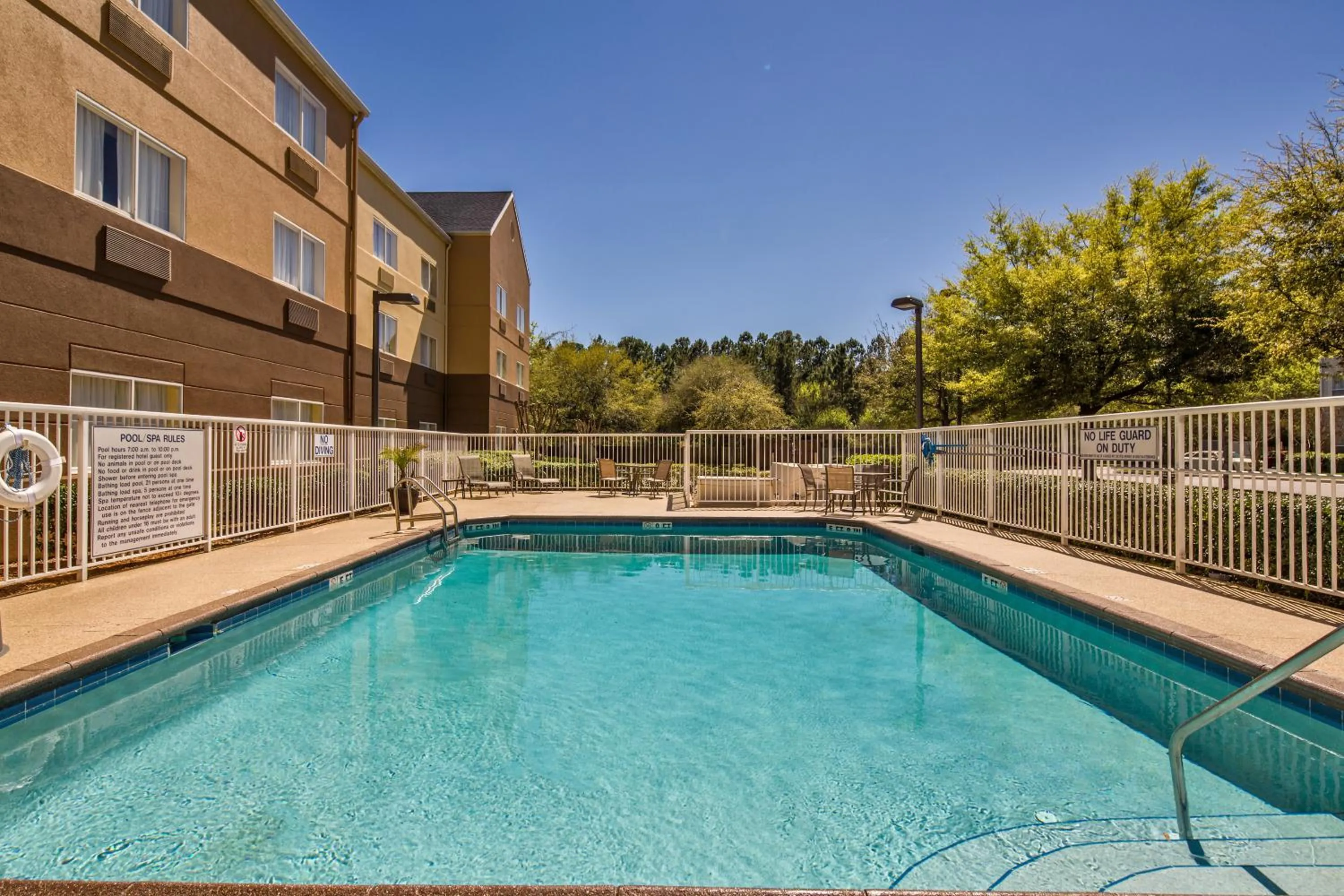 Swimming pool in Fairfield Inn & Suites Jacksonville Airport