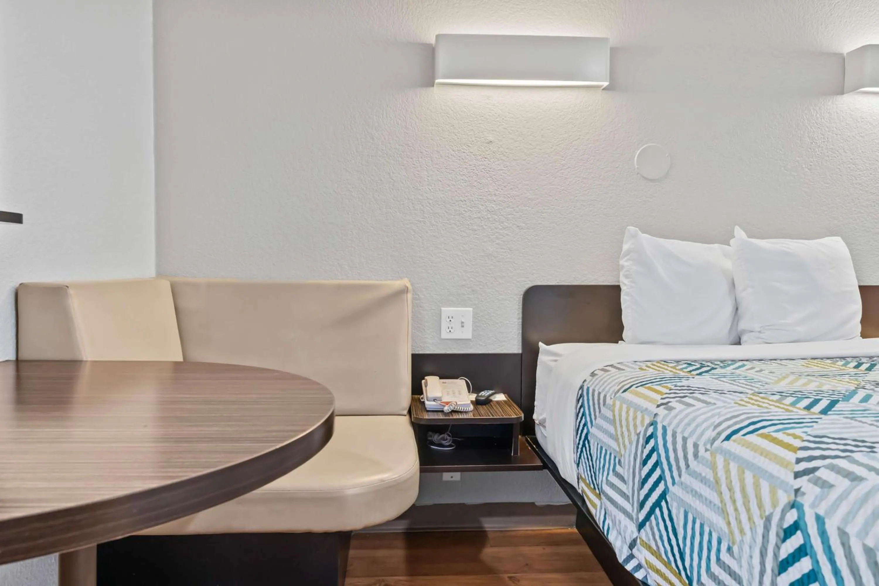 Bedroom, Bed in Motel 6-Ventura, CA - Beach