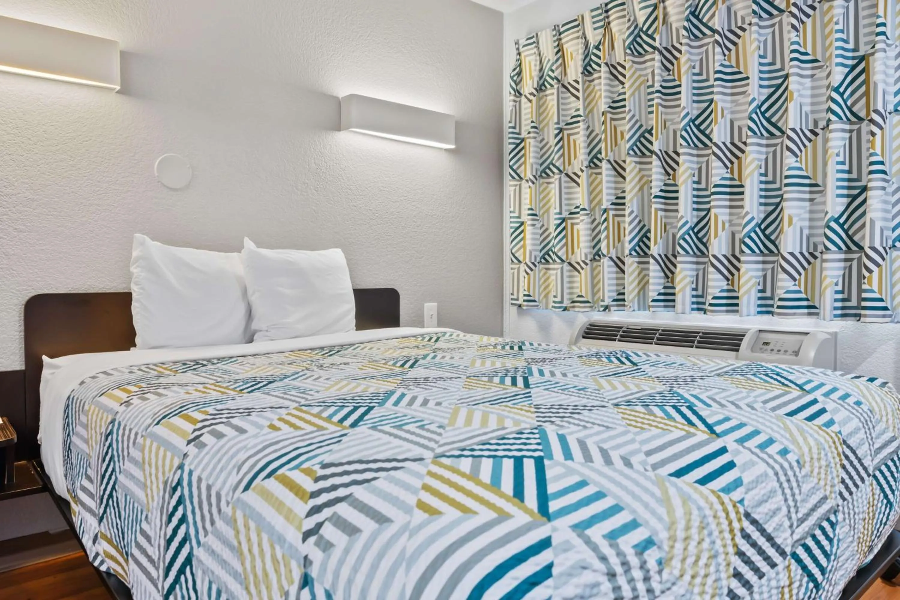 Bedroom, Bed in Motel 6-Ventura, CA - Beach