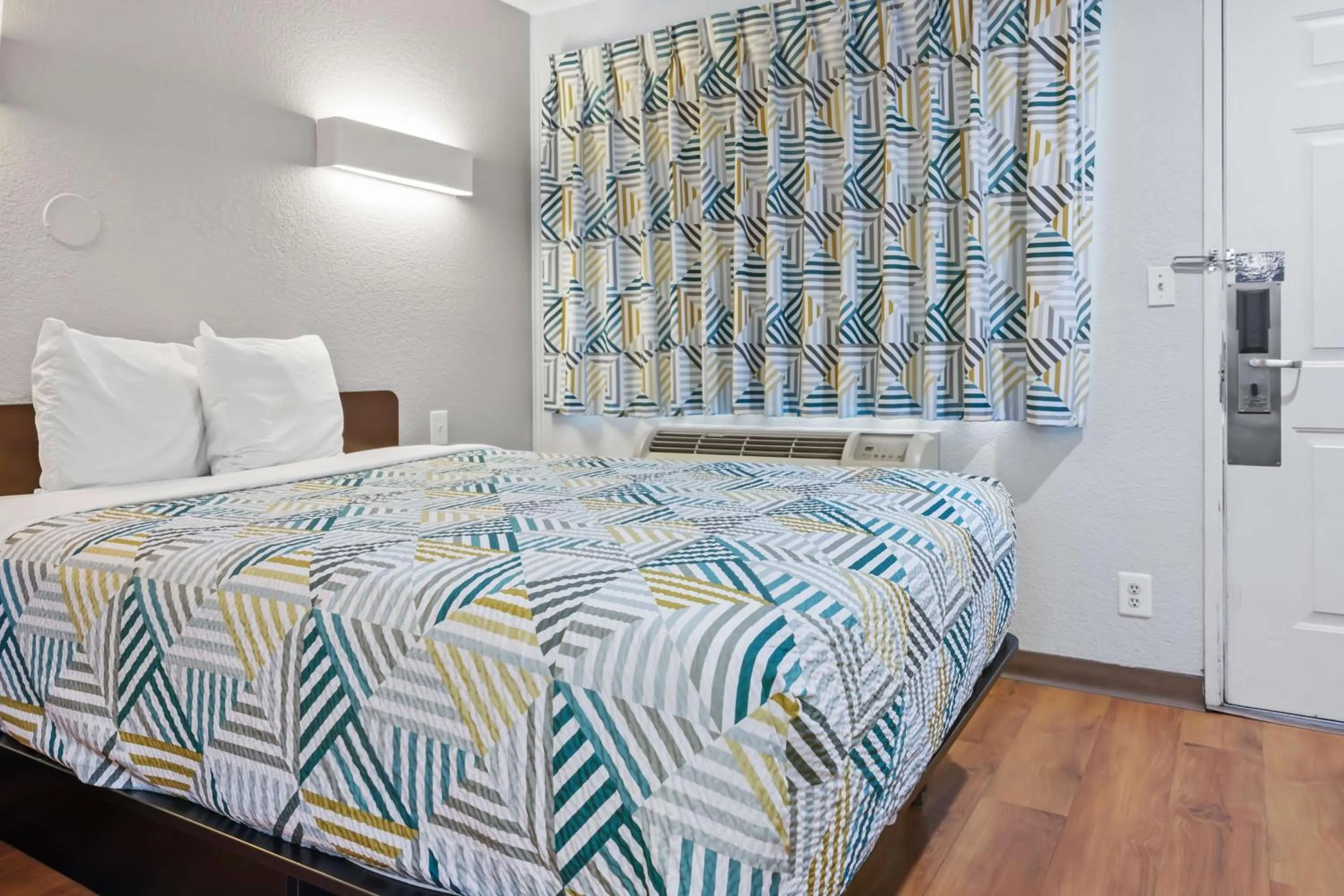 Bedroom, Bed in Motel 6-Ventura, CA - Beach