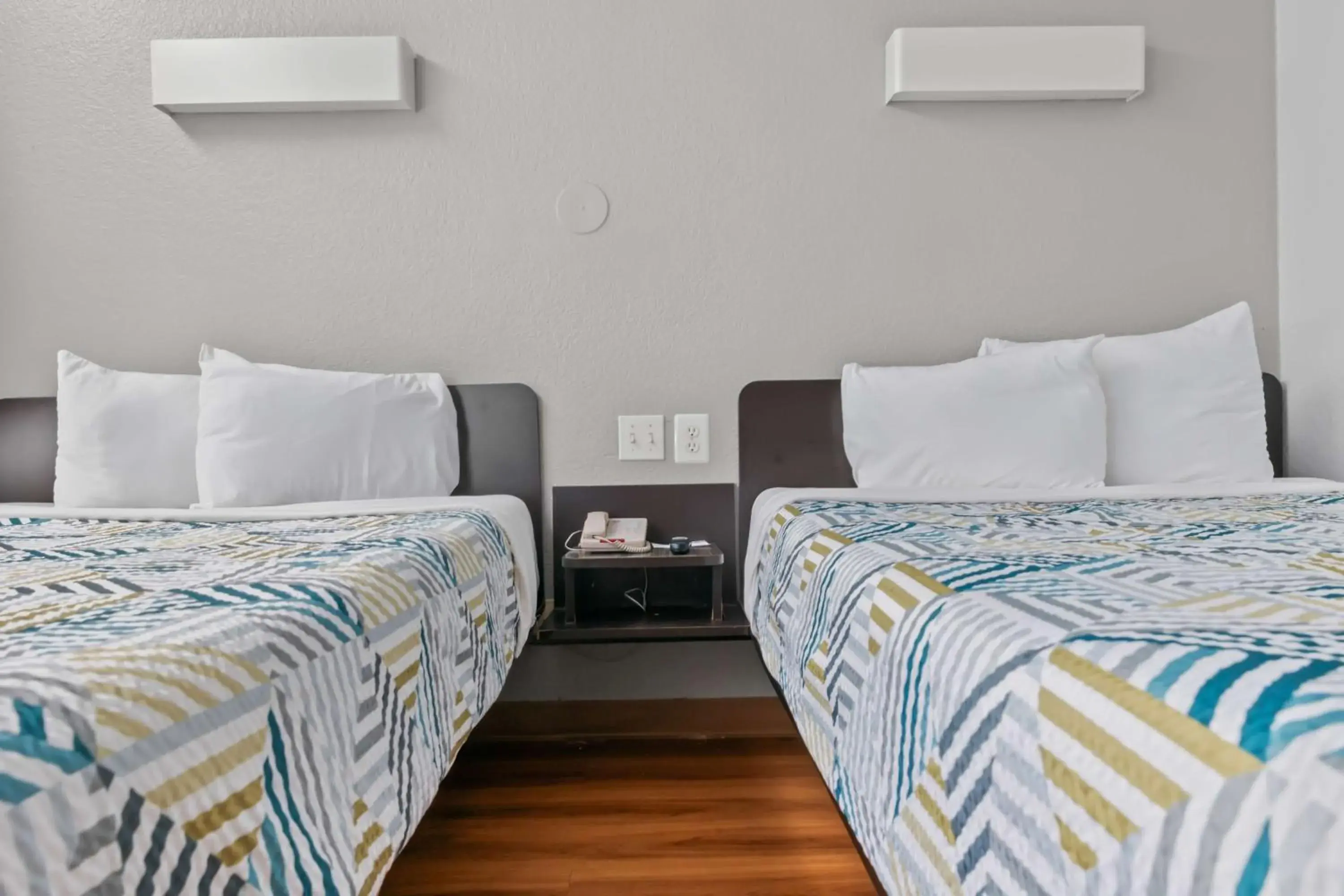 Deluxe Quadruple Room in Motel 6-Ventura, CA - Beach Deluxe Quadruple Room in Motel 6-Ventura, CA - Beach