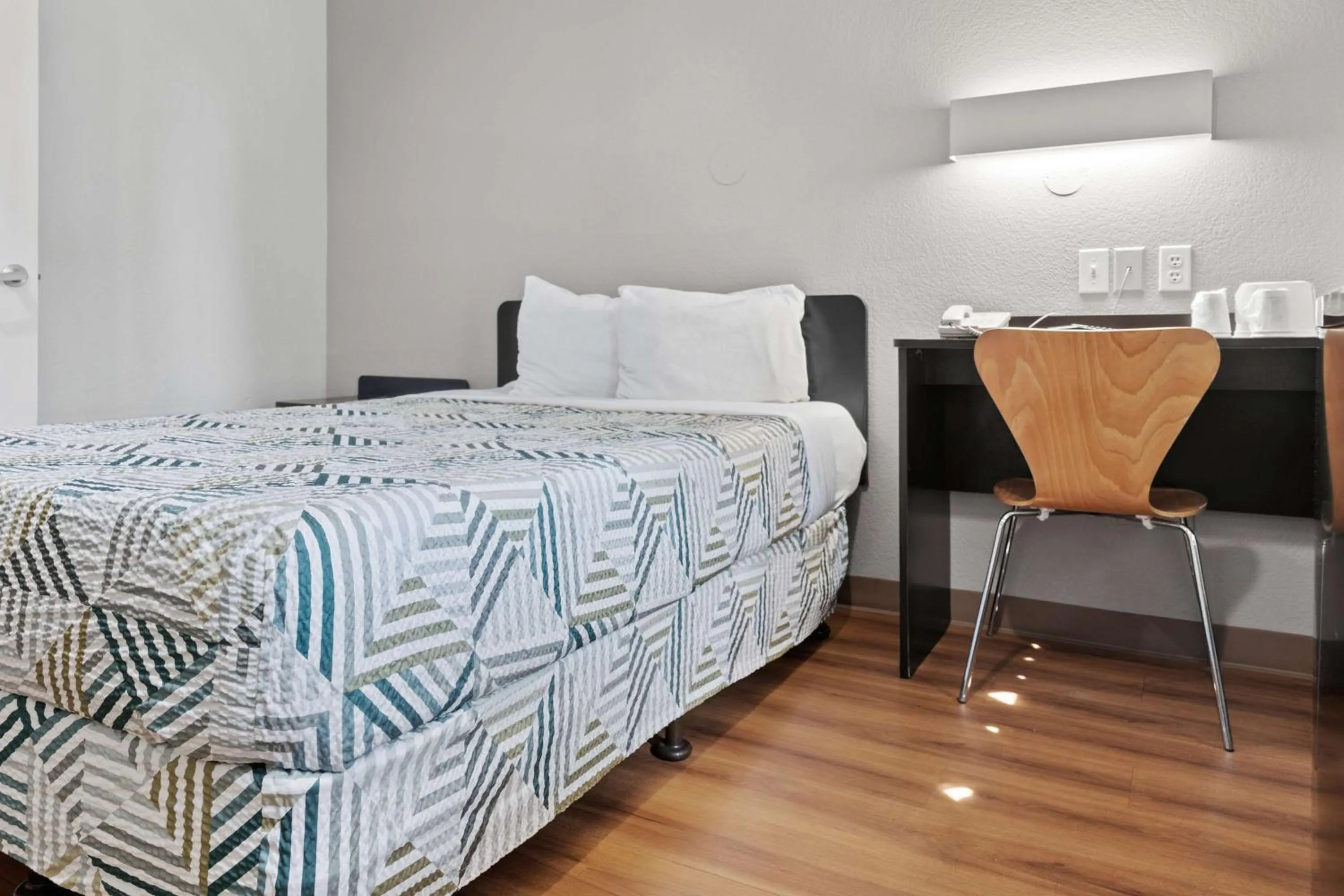 Bedroom, Bed in Motel 6-Ventura, CA - Beach