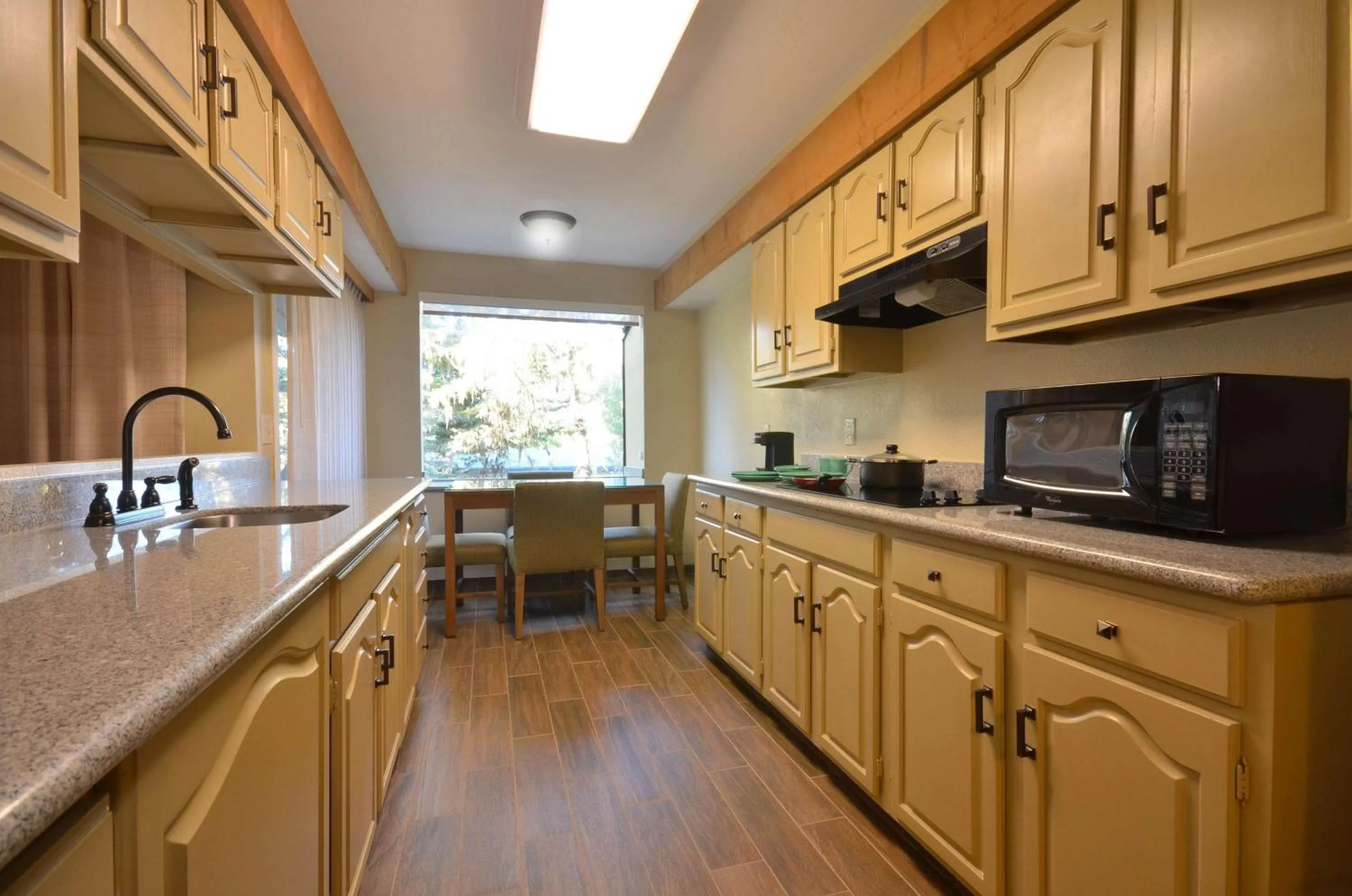 Kitchen or kitchenette in Best Western The Inn & Suites Pacific Grove