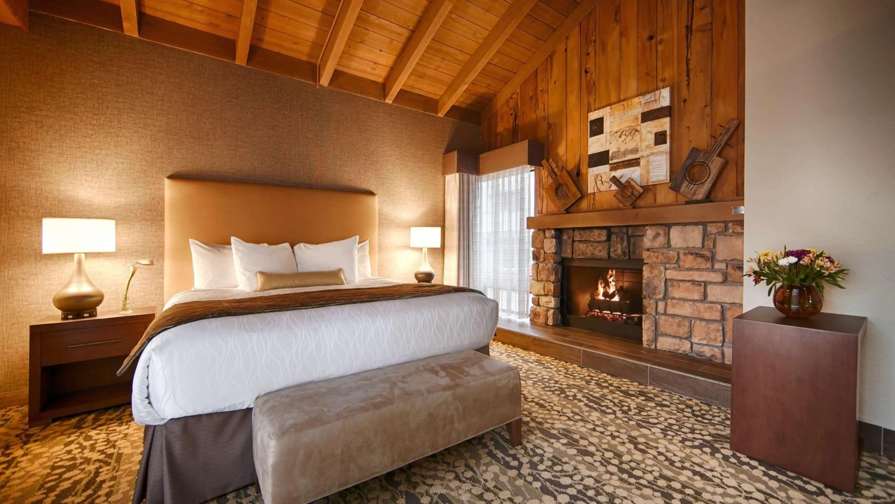 Photo of the whole room, Bed in Best Western The Inn & Suites Pacific Grove