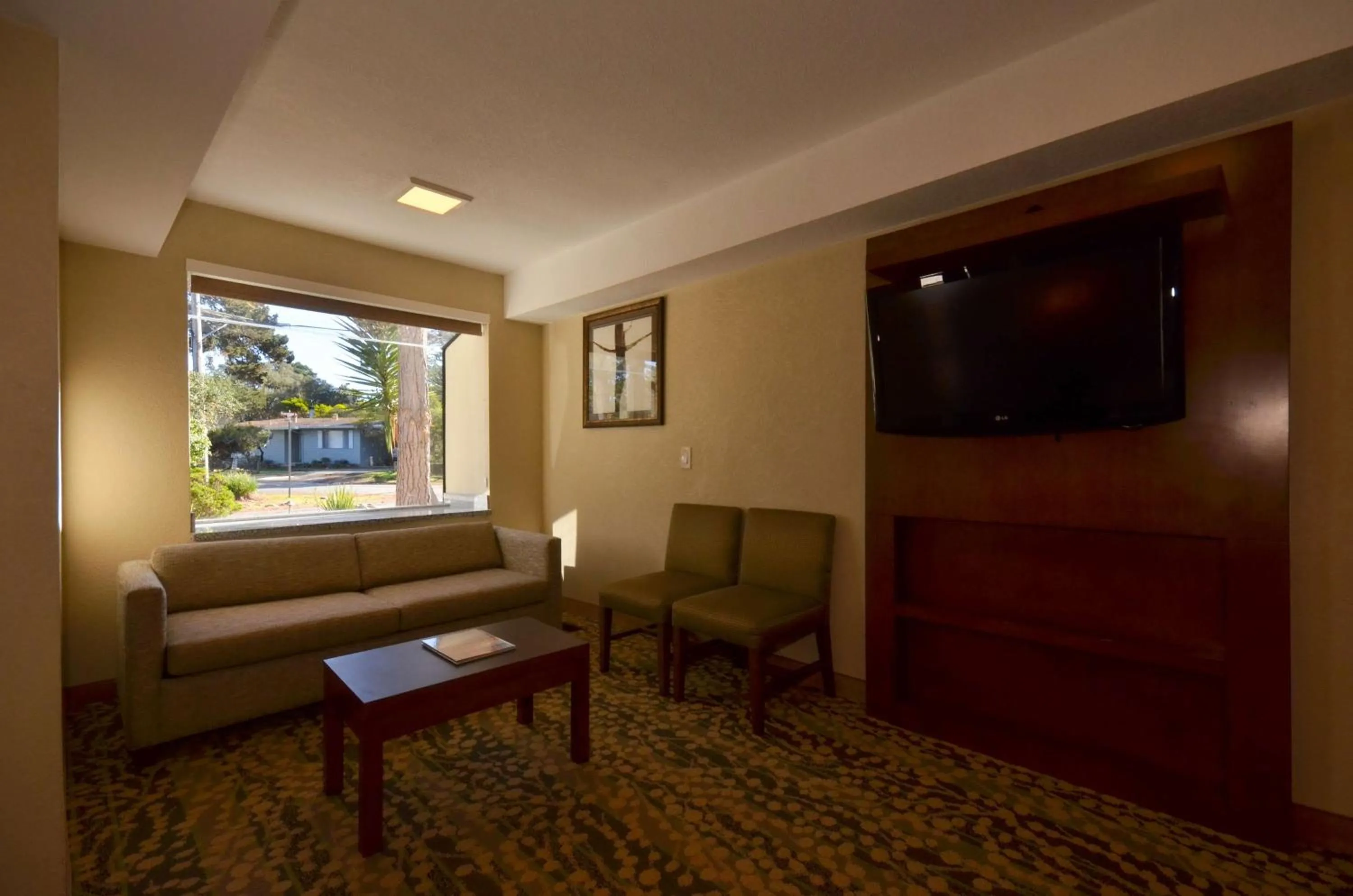 Seating area, Bed in Best Western The Inn & Suites Pacific Grove
