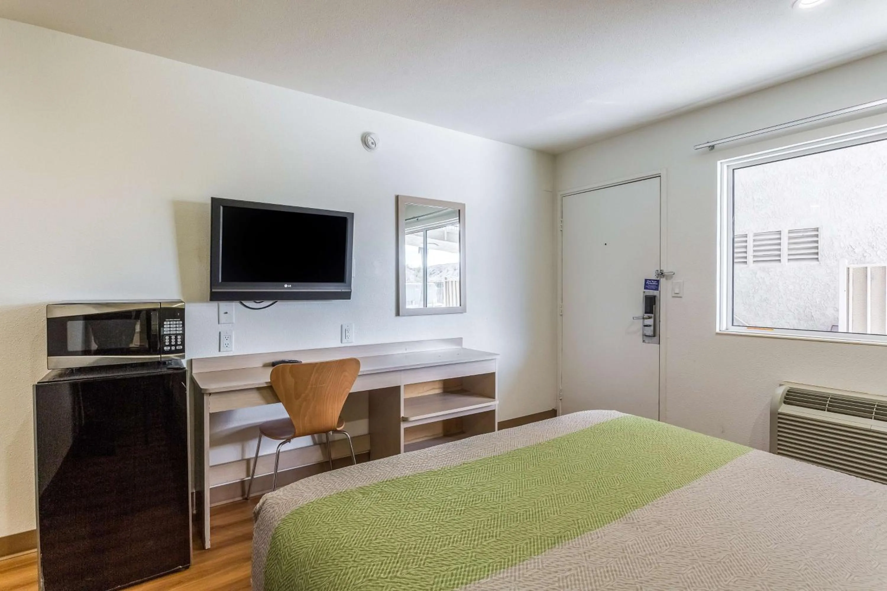 TV and multimedia, Bed in Motel 6-Needles, CA