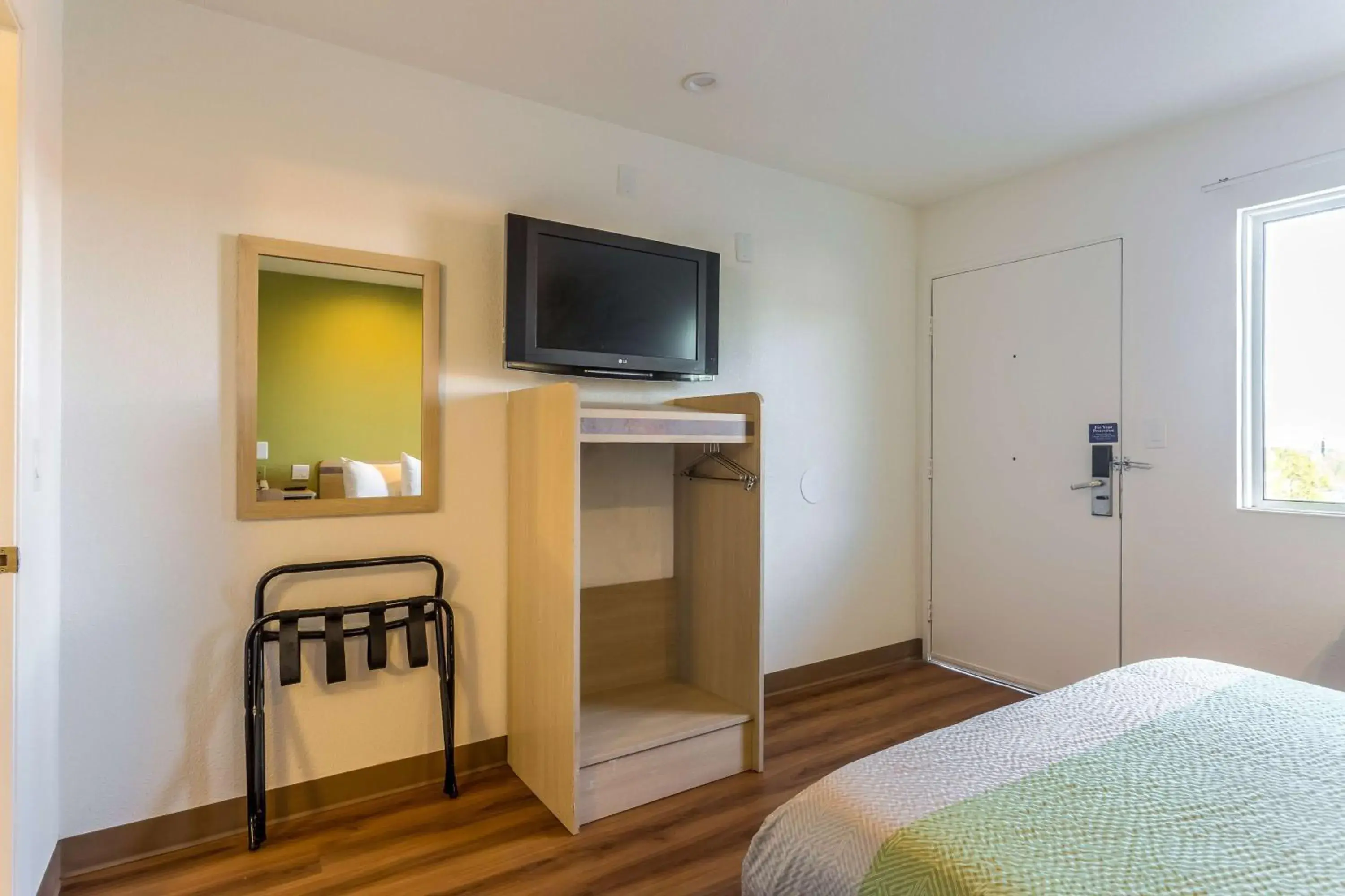 Queen Room - Smoking in Motel 6-Needles, CA Queen Room - Smoking in Motel 6-Needles, CA