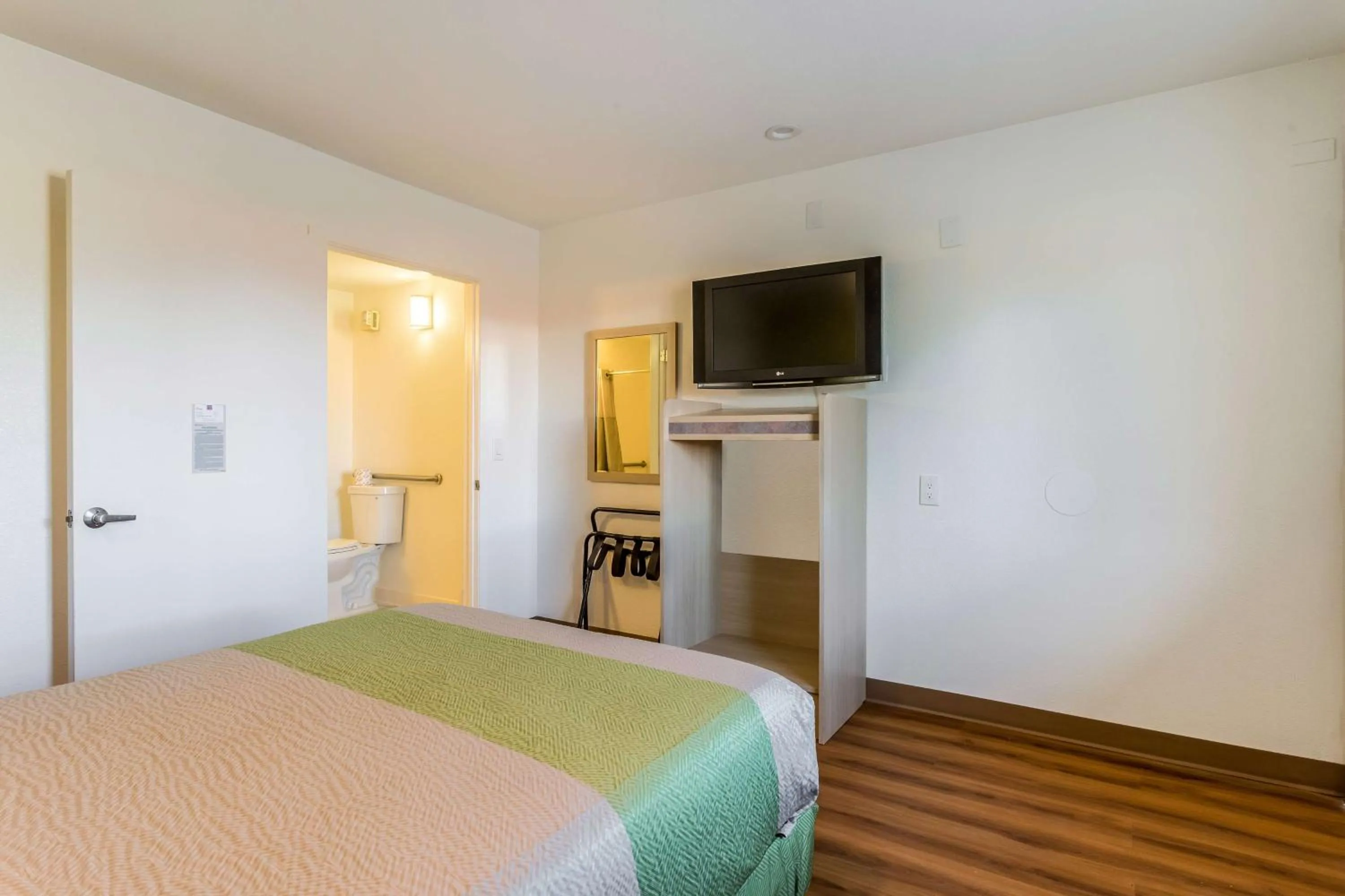 TV and multimedia, Bed in Motel 6-Needles, CA